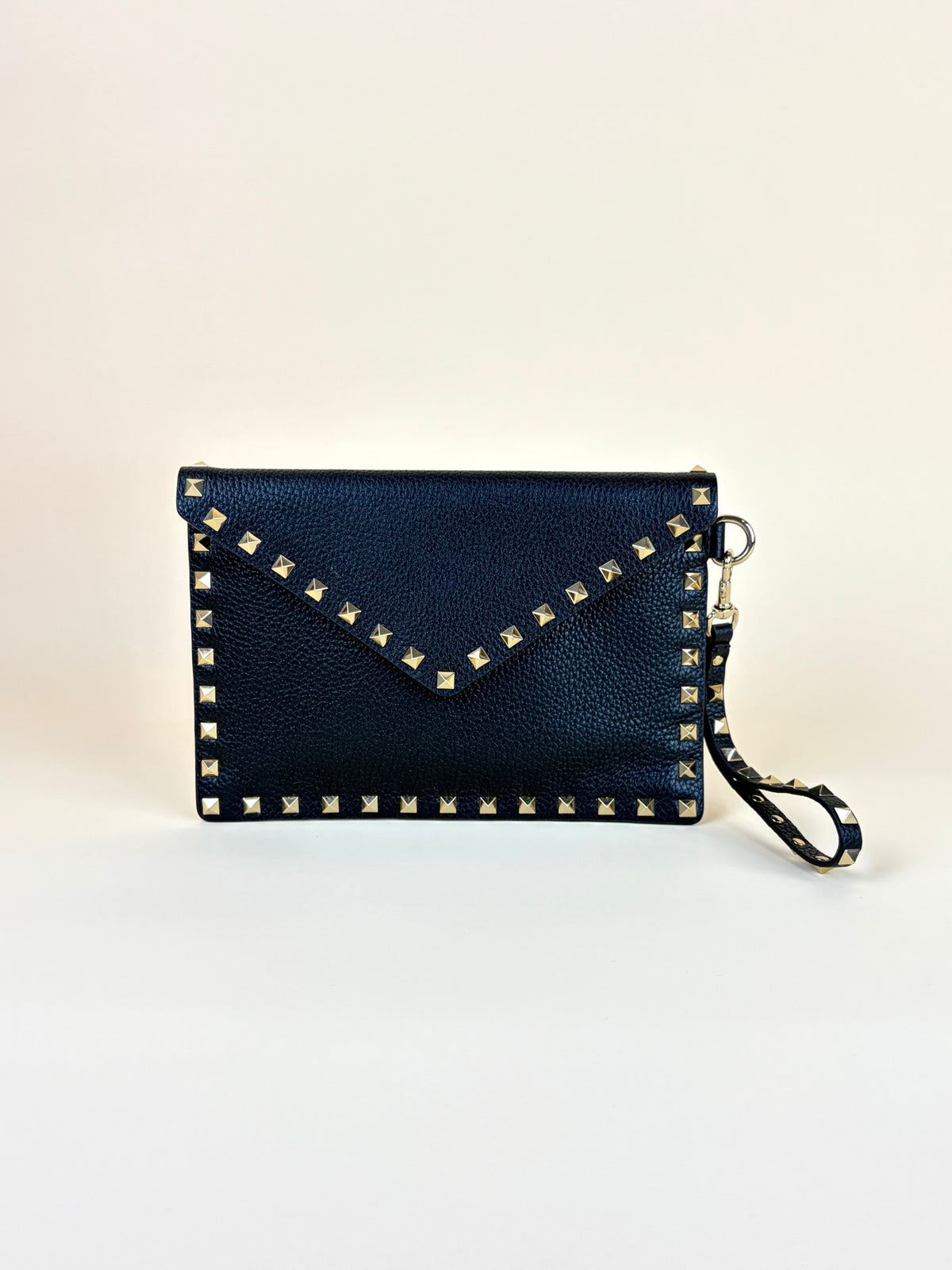 Valentino gravani block grained leather rockstud envelope wrislet clutch