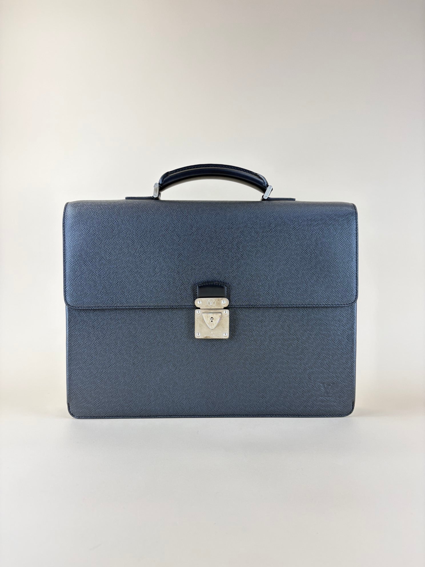 louis vuitton adoise taiga leather dark grey rousto 1 compartment business bag