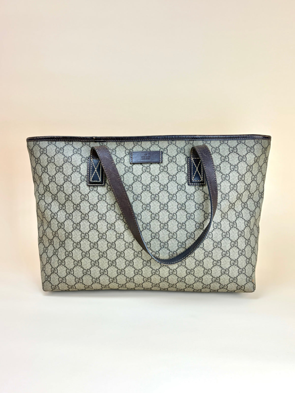Gucci gg supreme monogram canvas zippered medium
