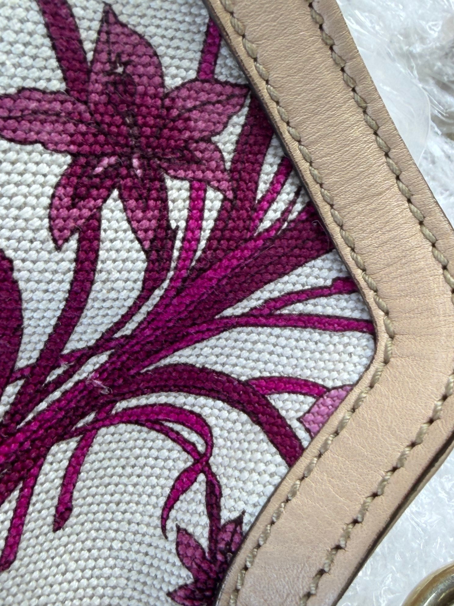 gucci white pink canvas embroidered Peggy bamboo handle bag