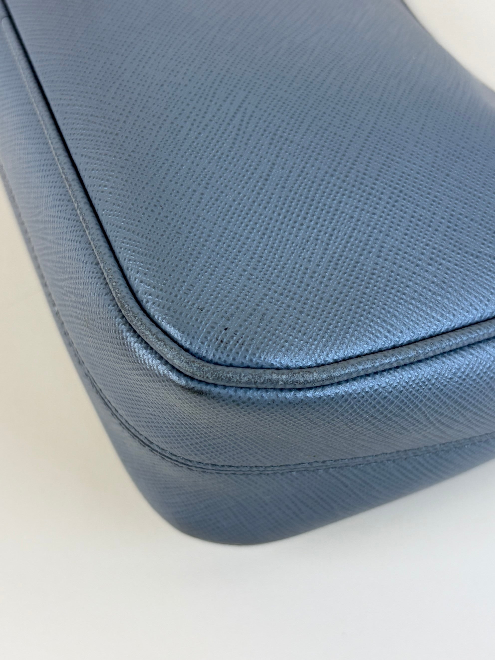 Prada cloudy grey Re-Edition 2005 Saffia no leather