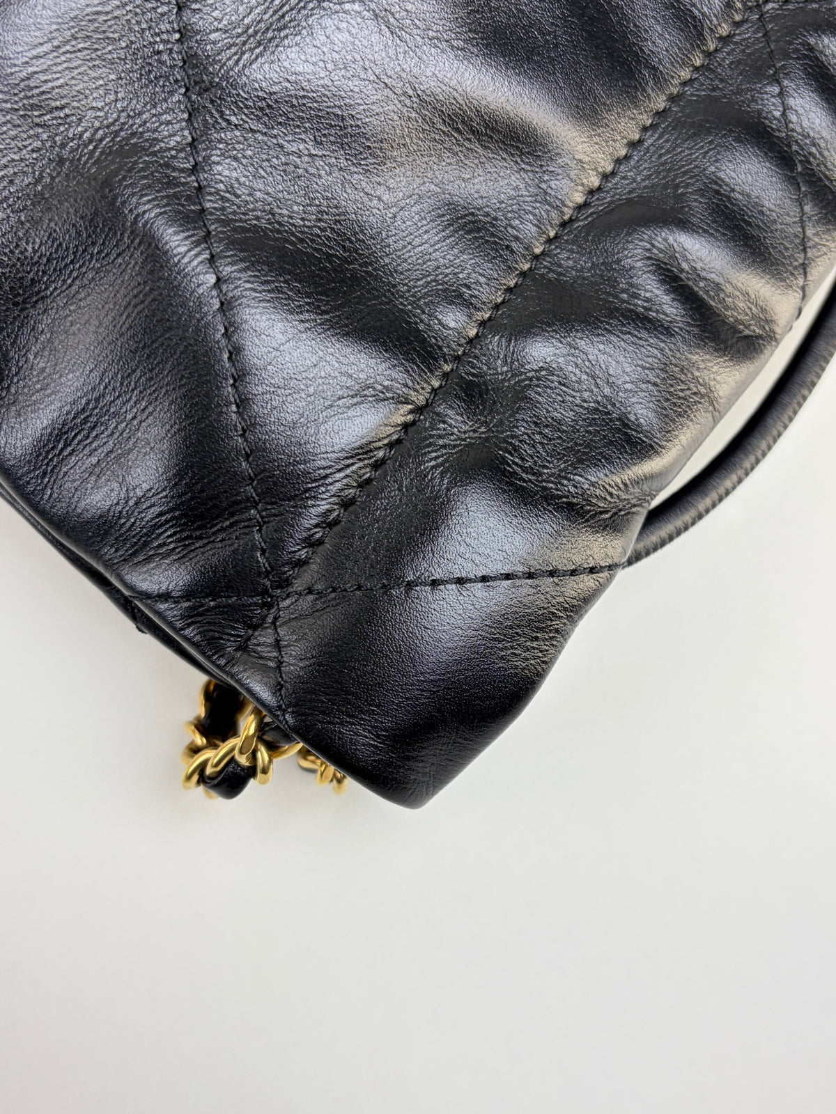 Chanel 22 mini black quilted