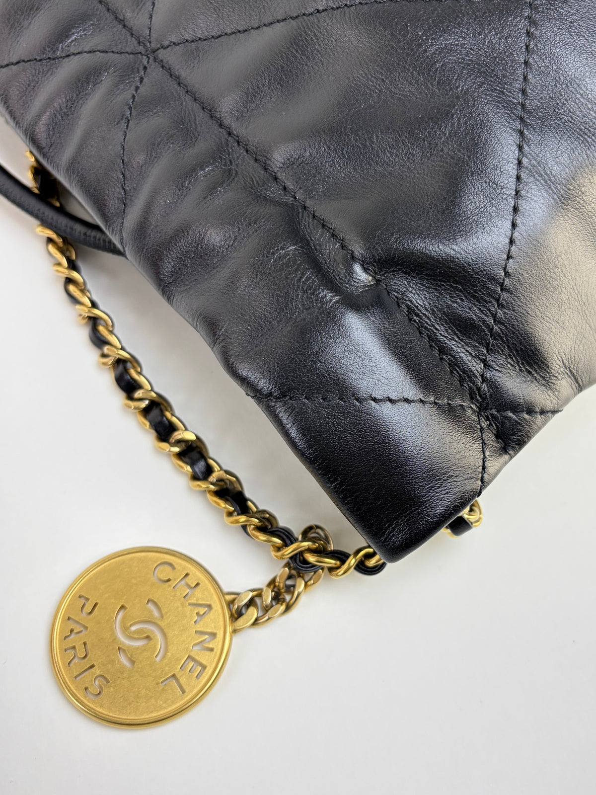 Chanel 22 mini black quilted