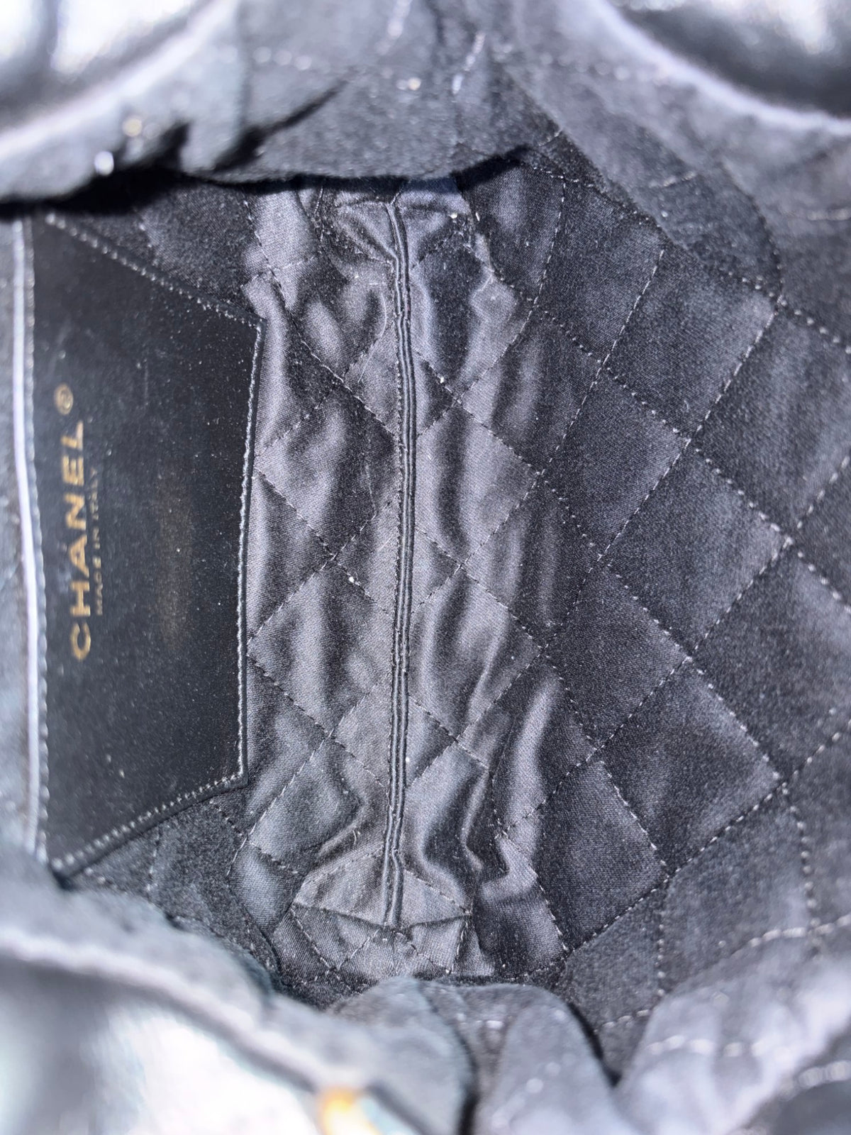 Chanel 22 mini black quilted