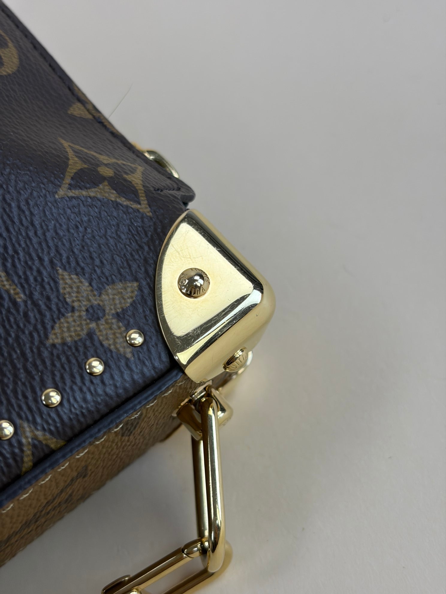 LOUIS VUITTON slim trunk reverie monogram with s lock and studs' chain handbag
