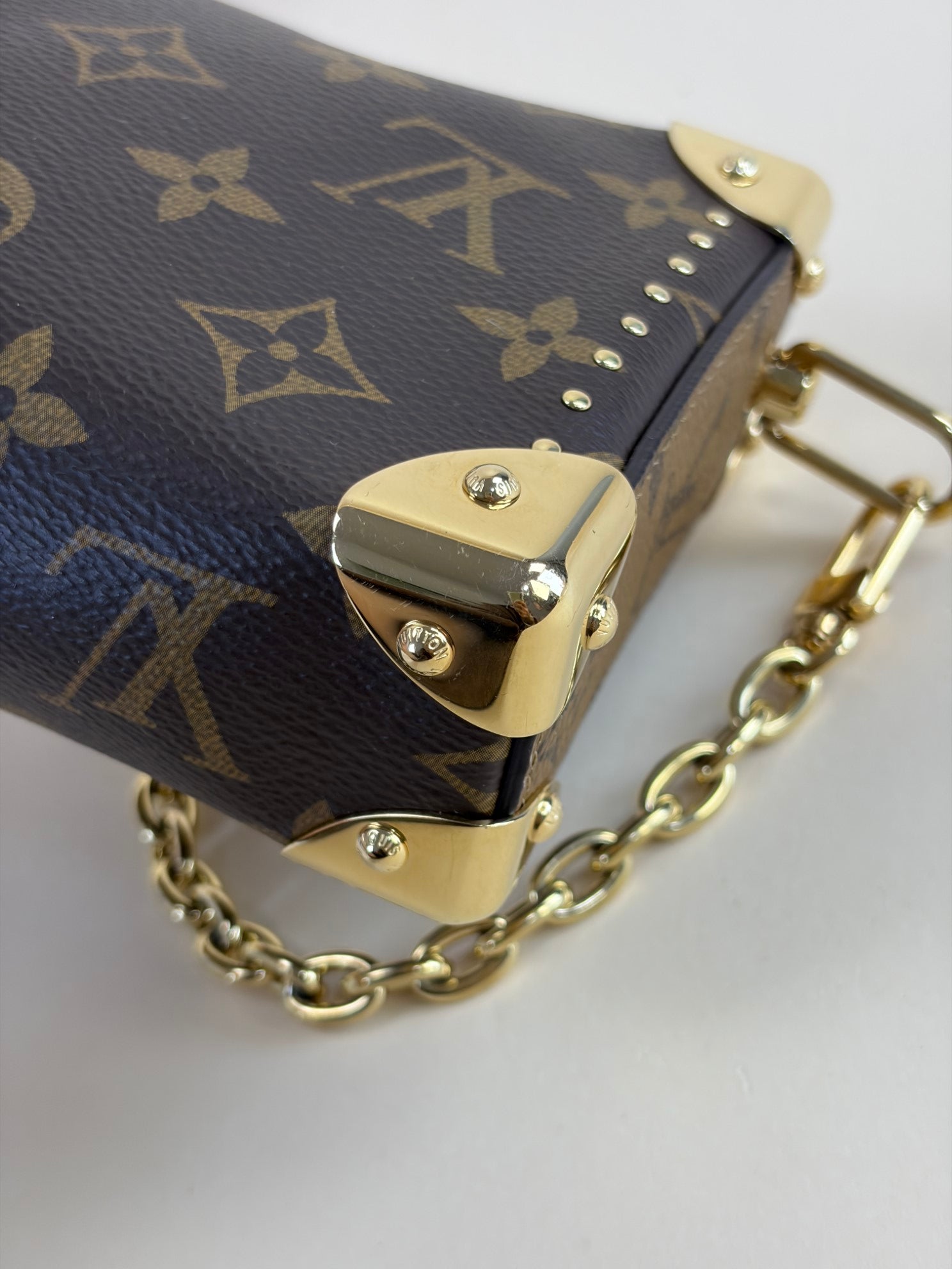 LOUIS VUITTON slim trunk reverie monogram with s lock and studs' chain handbag