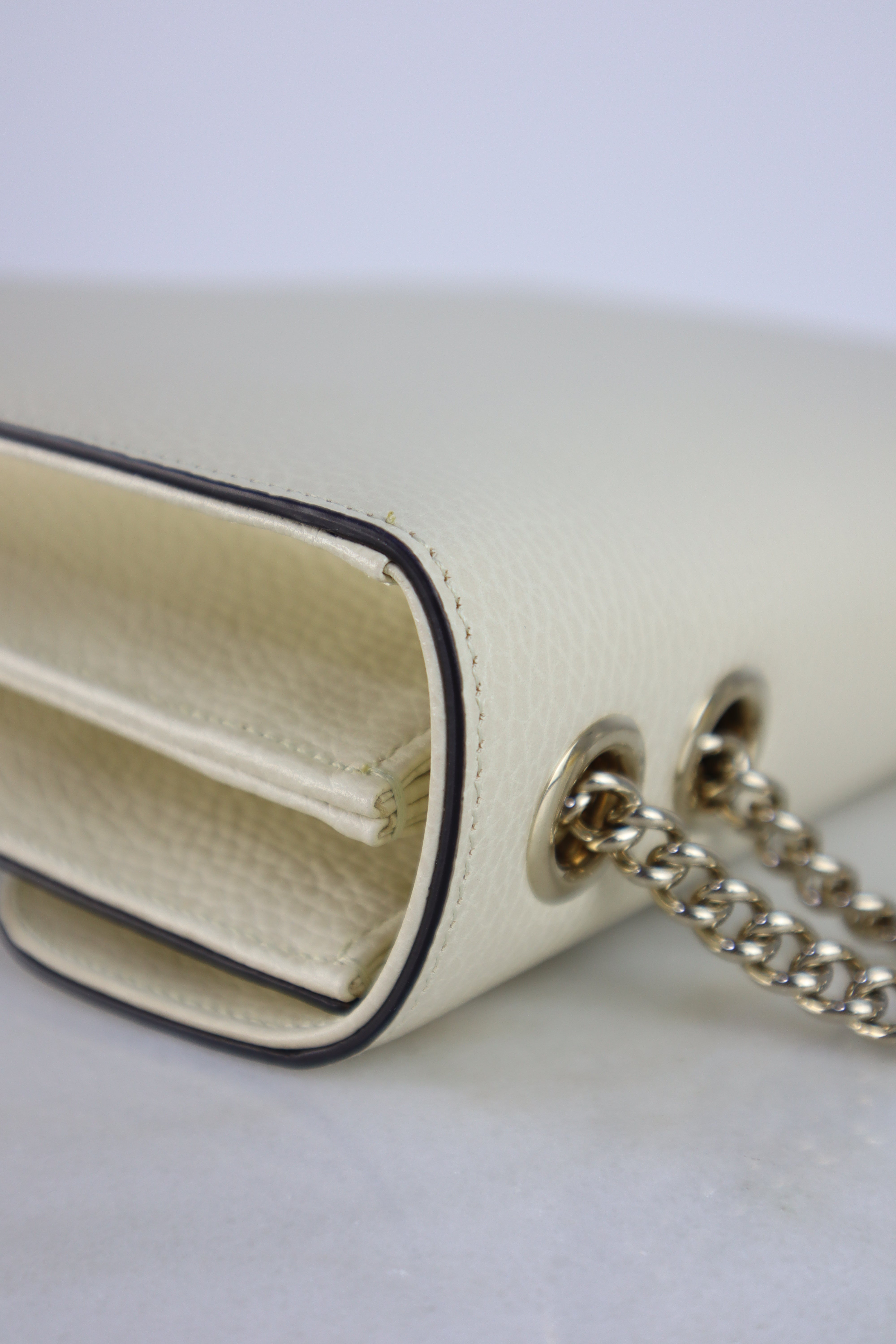 Gucci Off White Pebbled Interlocking Medium Bag