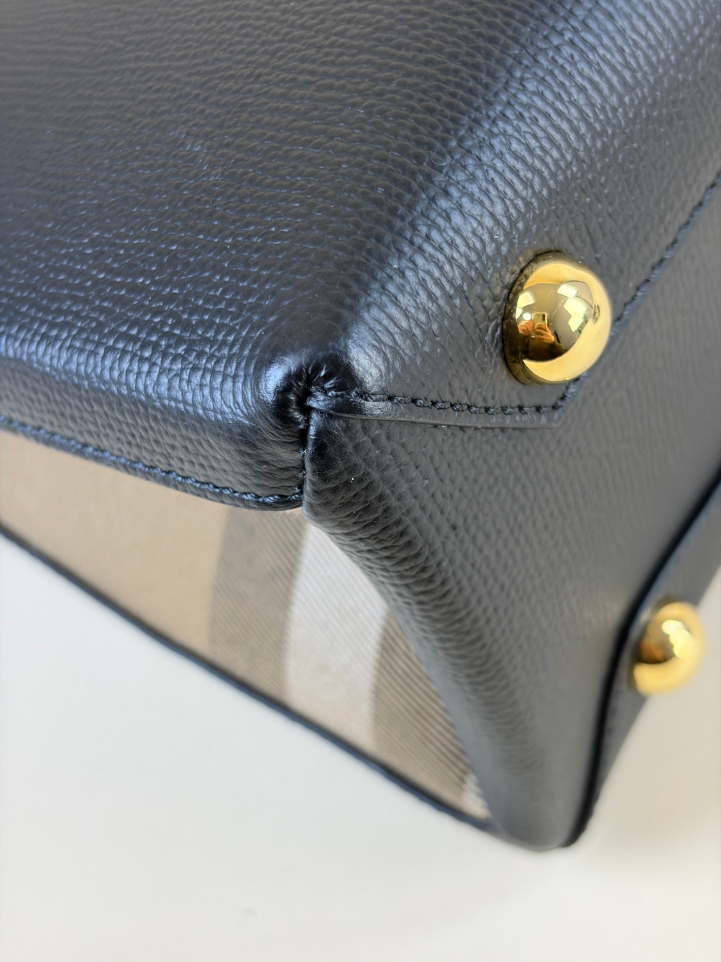 Burberry black leather house checks pebbled banner small