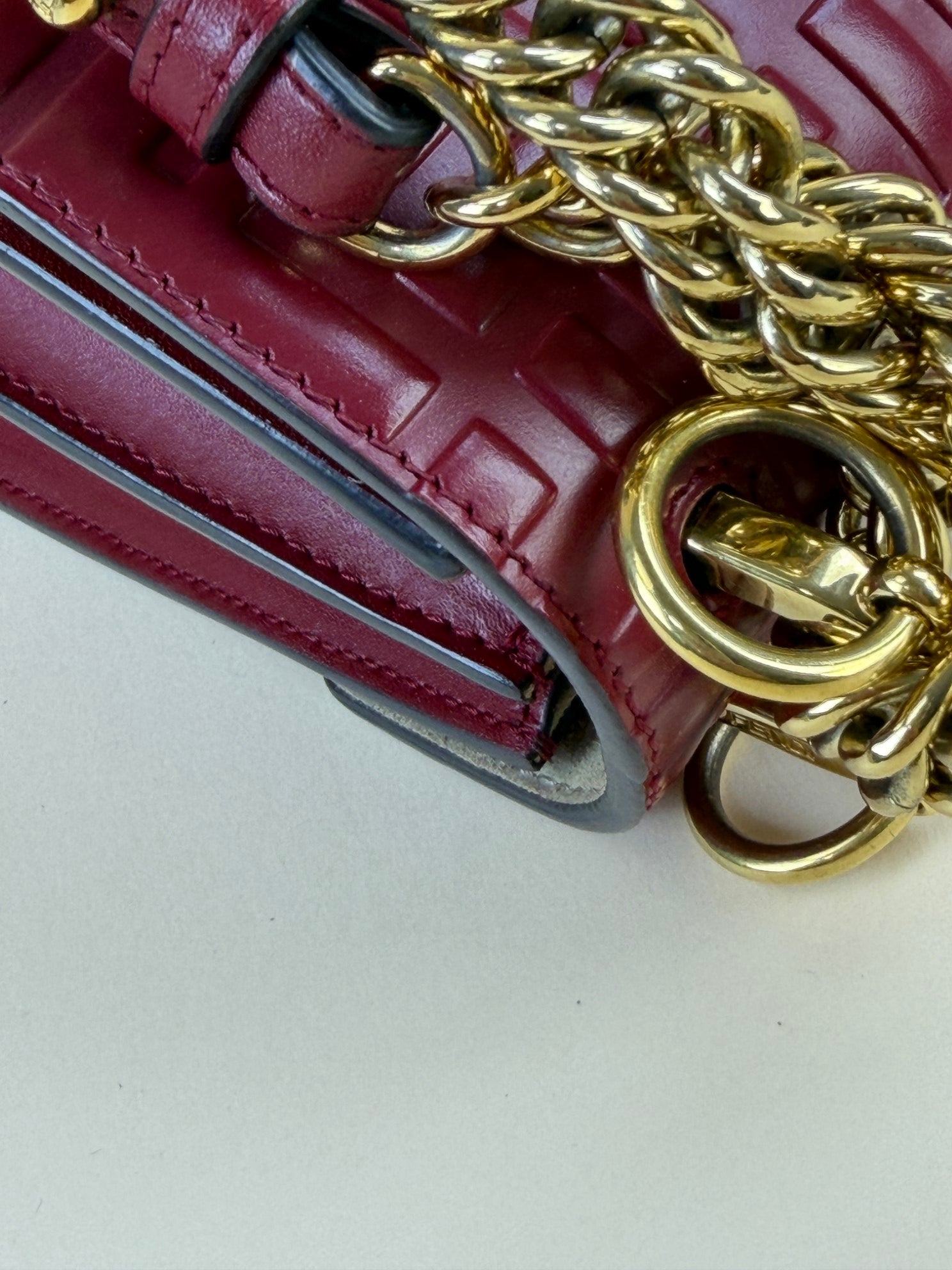 Fendi ff 1974 small embossed red Kan i chain shoulder bag