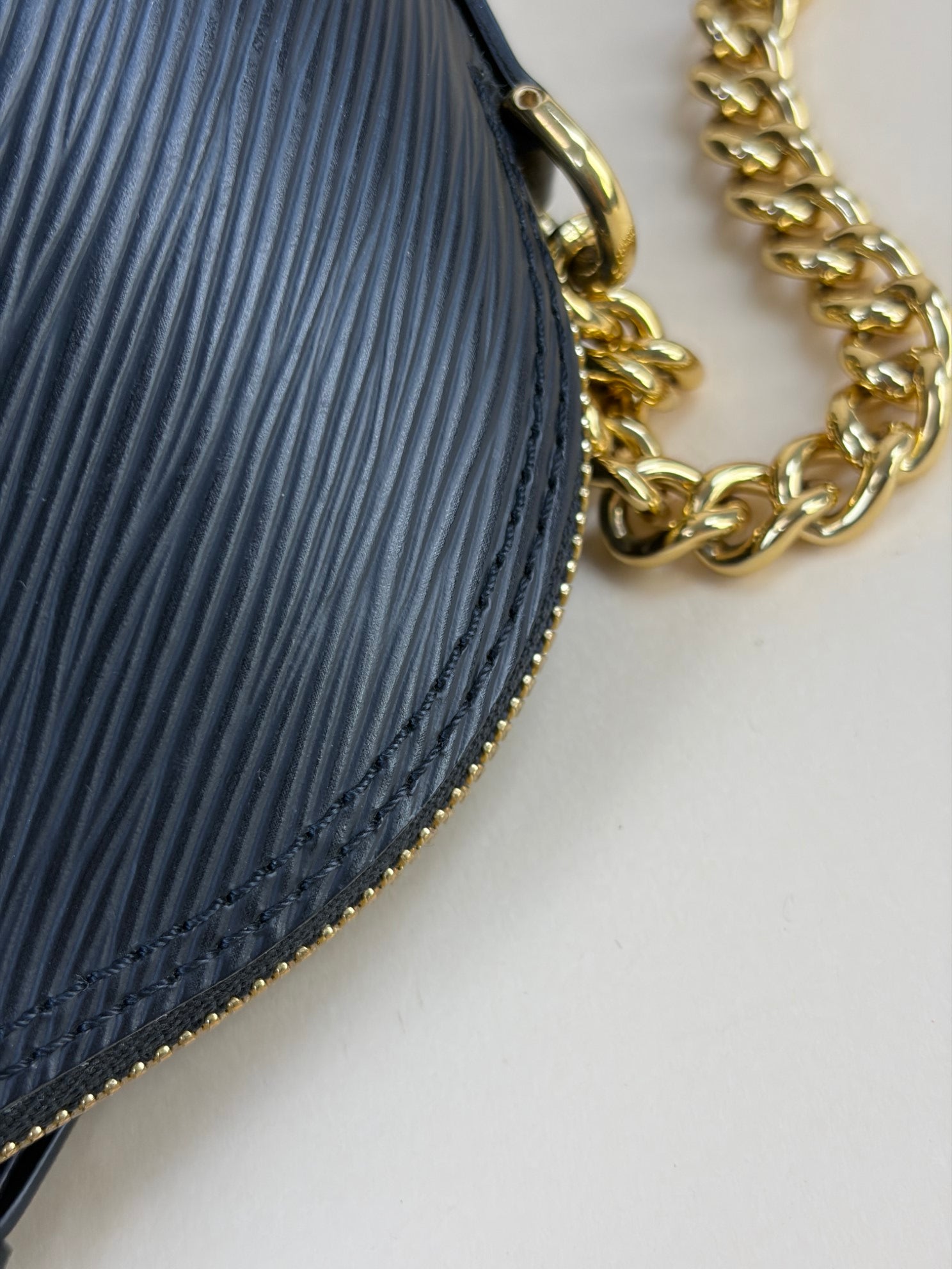 Louis Vuitton epi alma mini chain