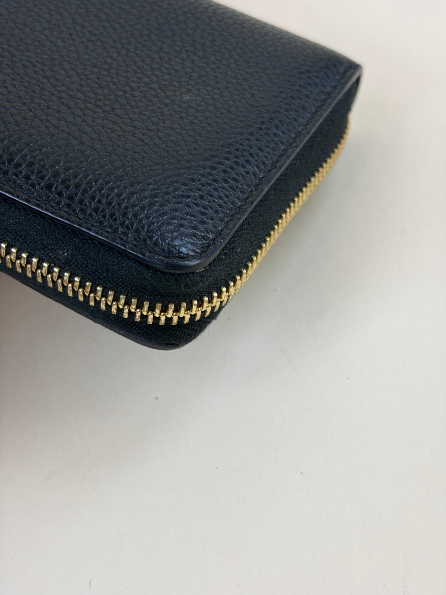 Gucci calfskin zumi zip around wallet black/silver