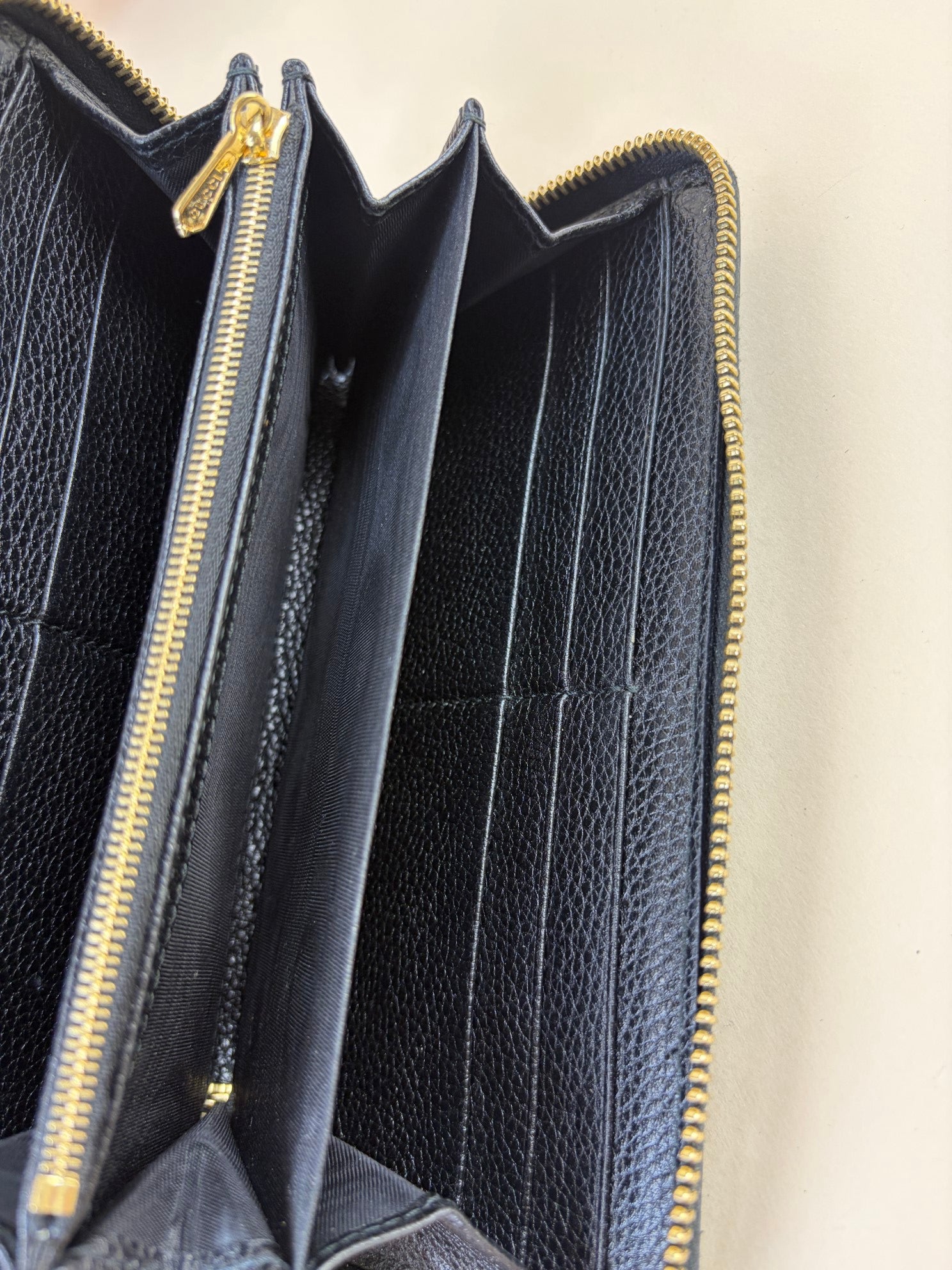 Gucci calfskin zumi zip around wallet black/silver