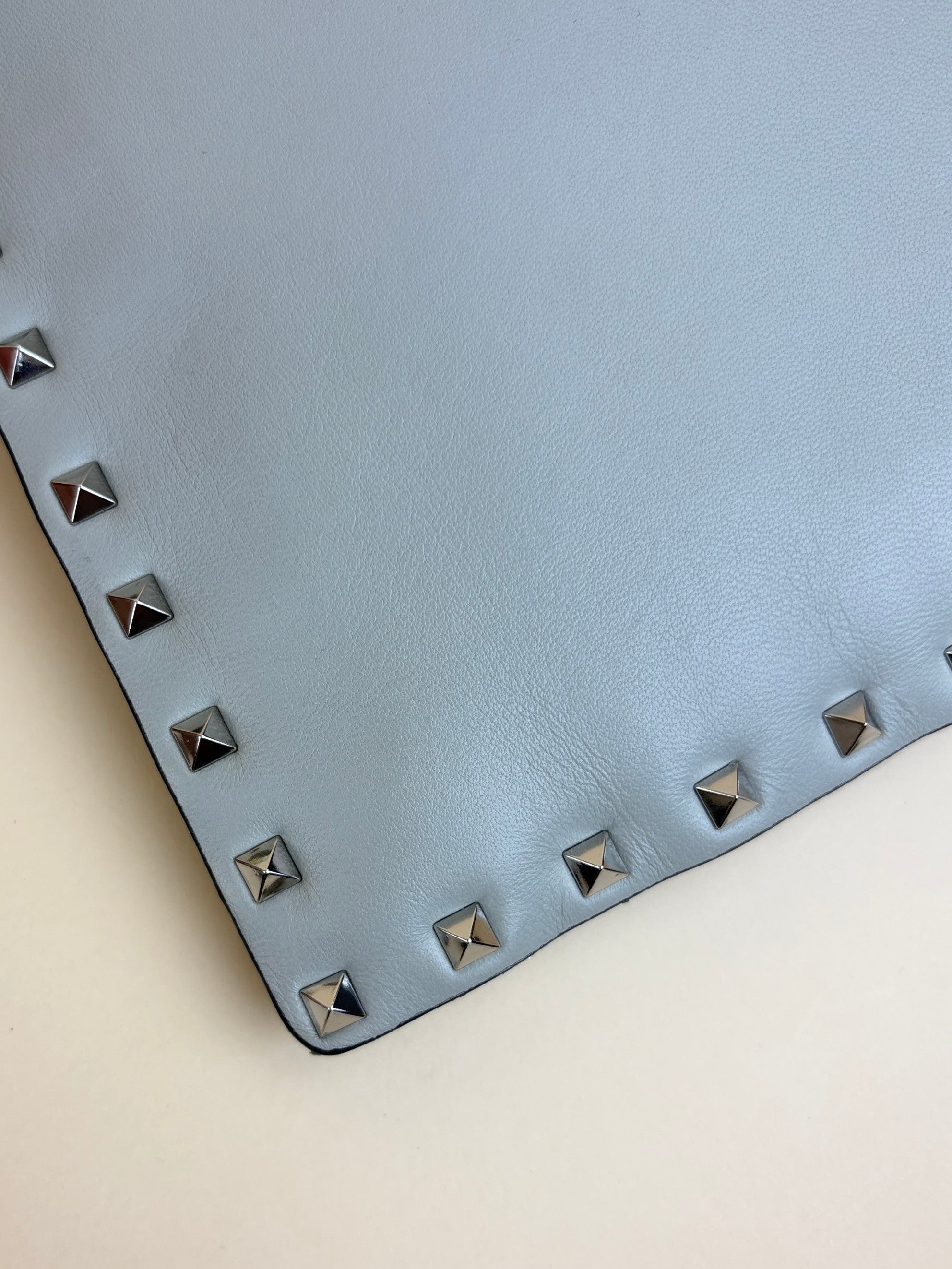 Valentino garavani grey glitter quilted calfskin rock stud clutch
