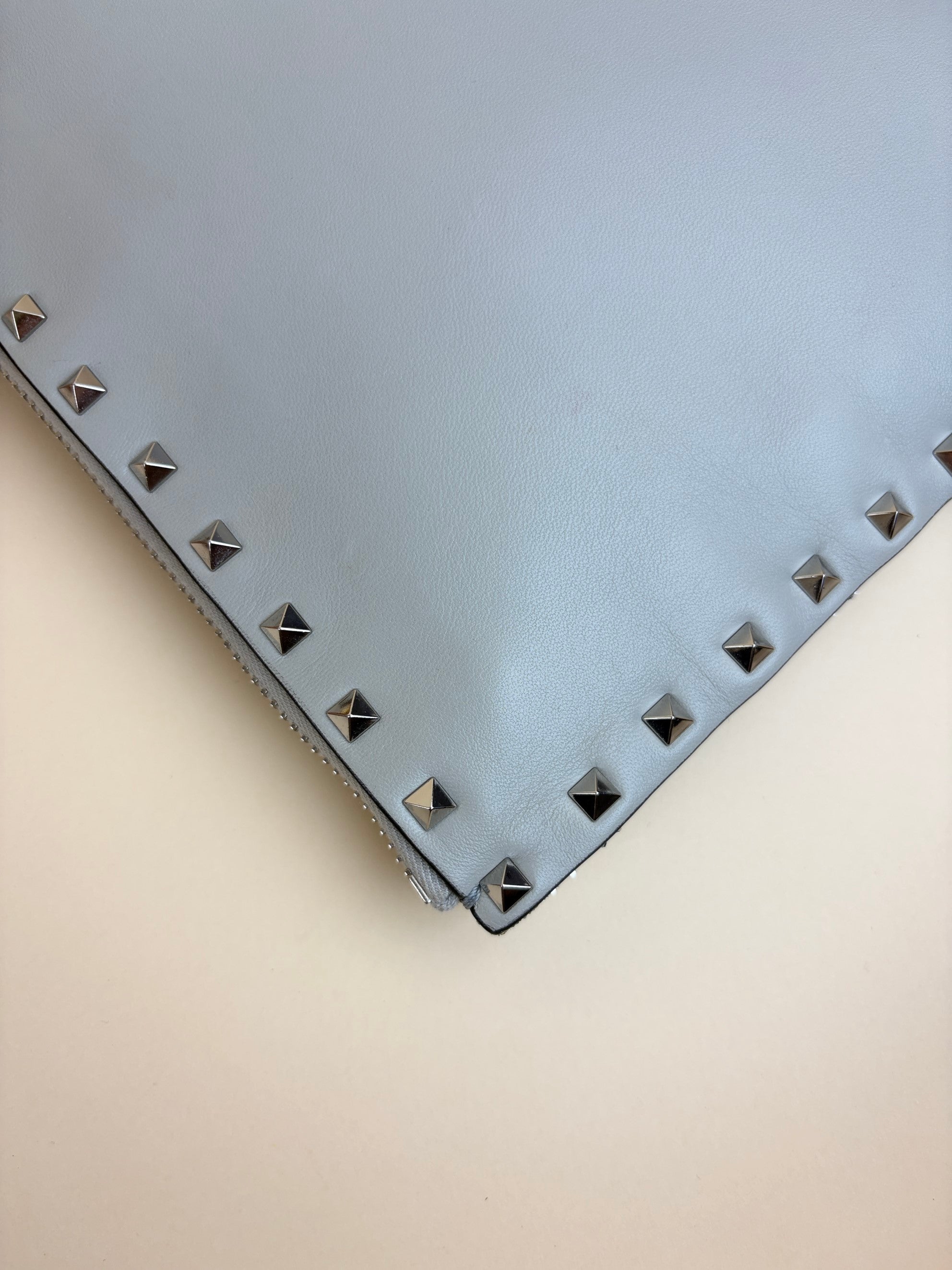Valentino garavani grey glitter quilted calfskin rock stud clutch
