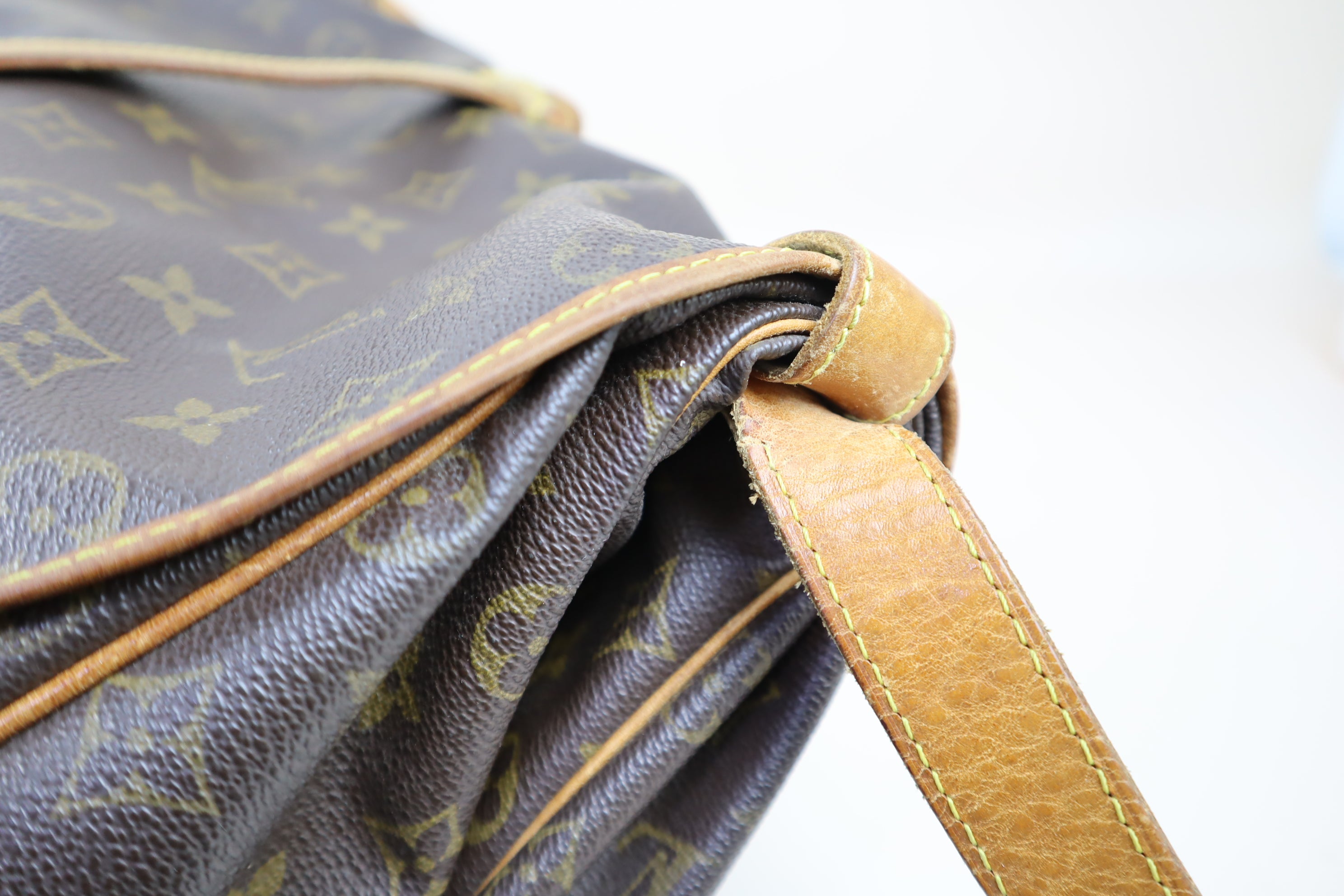 Louis Vuitton Monogram Vintage Saumur 35 Messenger GM Crossbody Bag