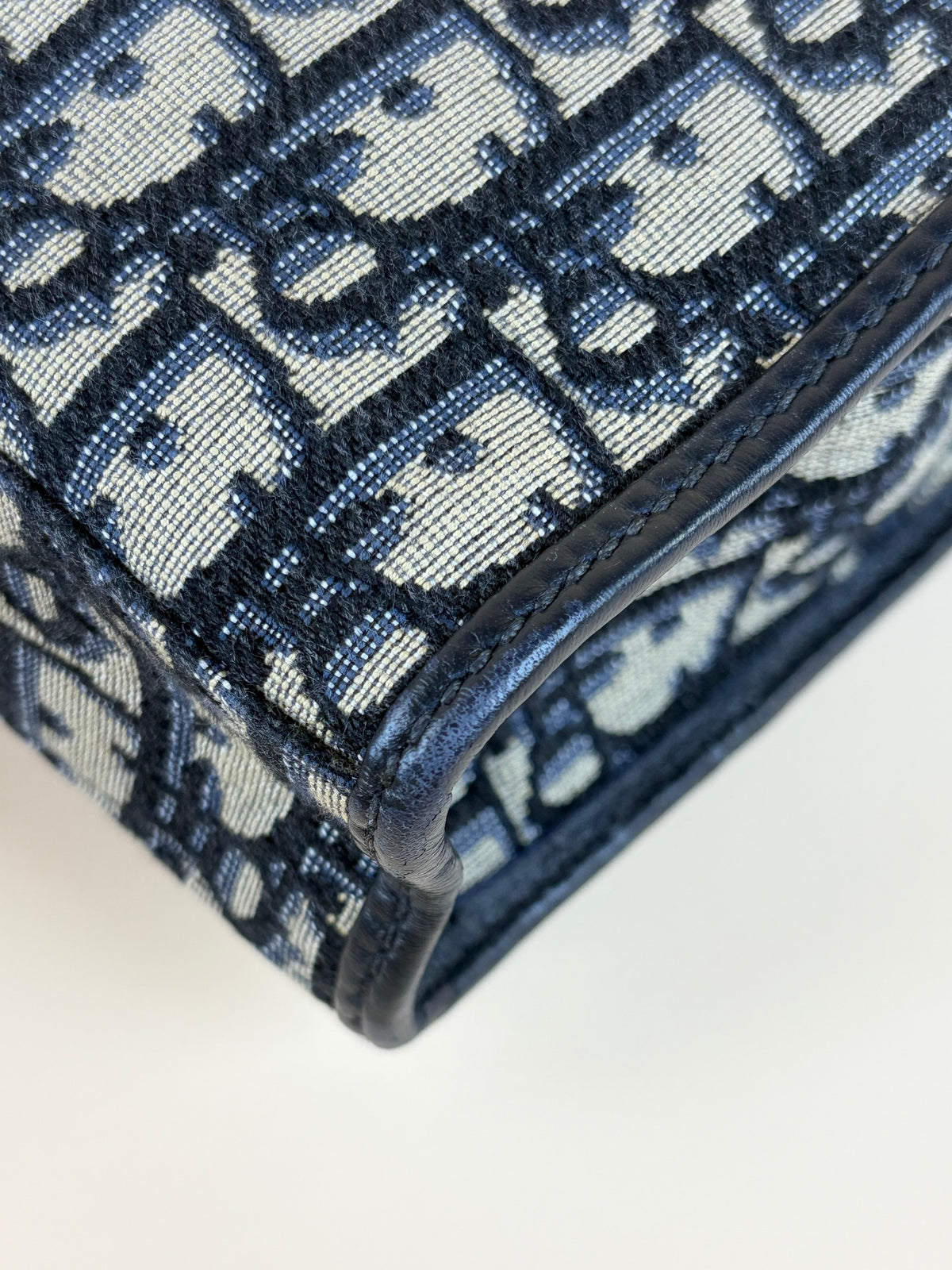 Dior Montaigne dea pouch