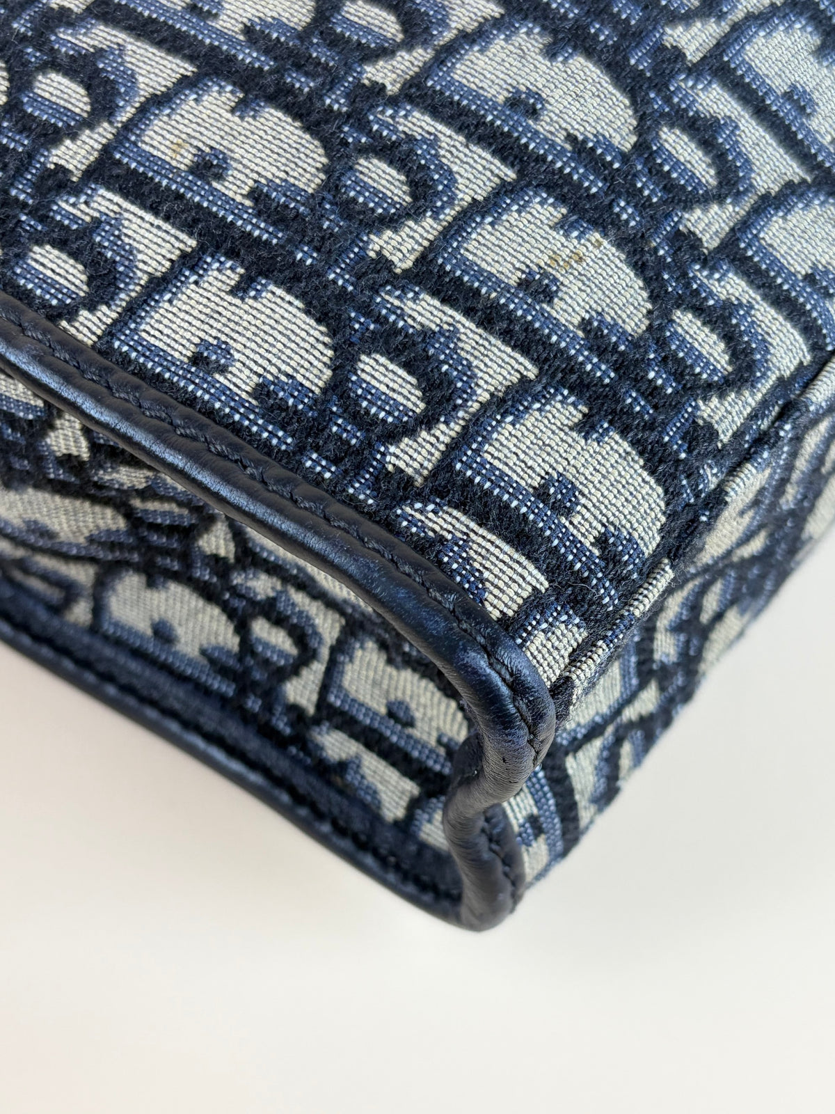 Dior Montaigne dea pouch