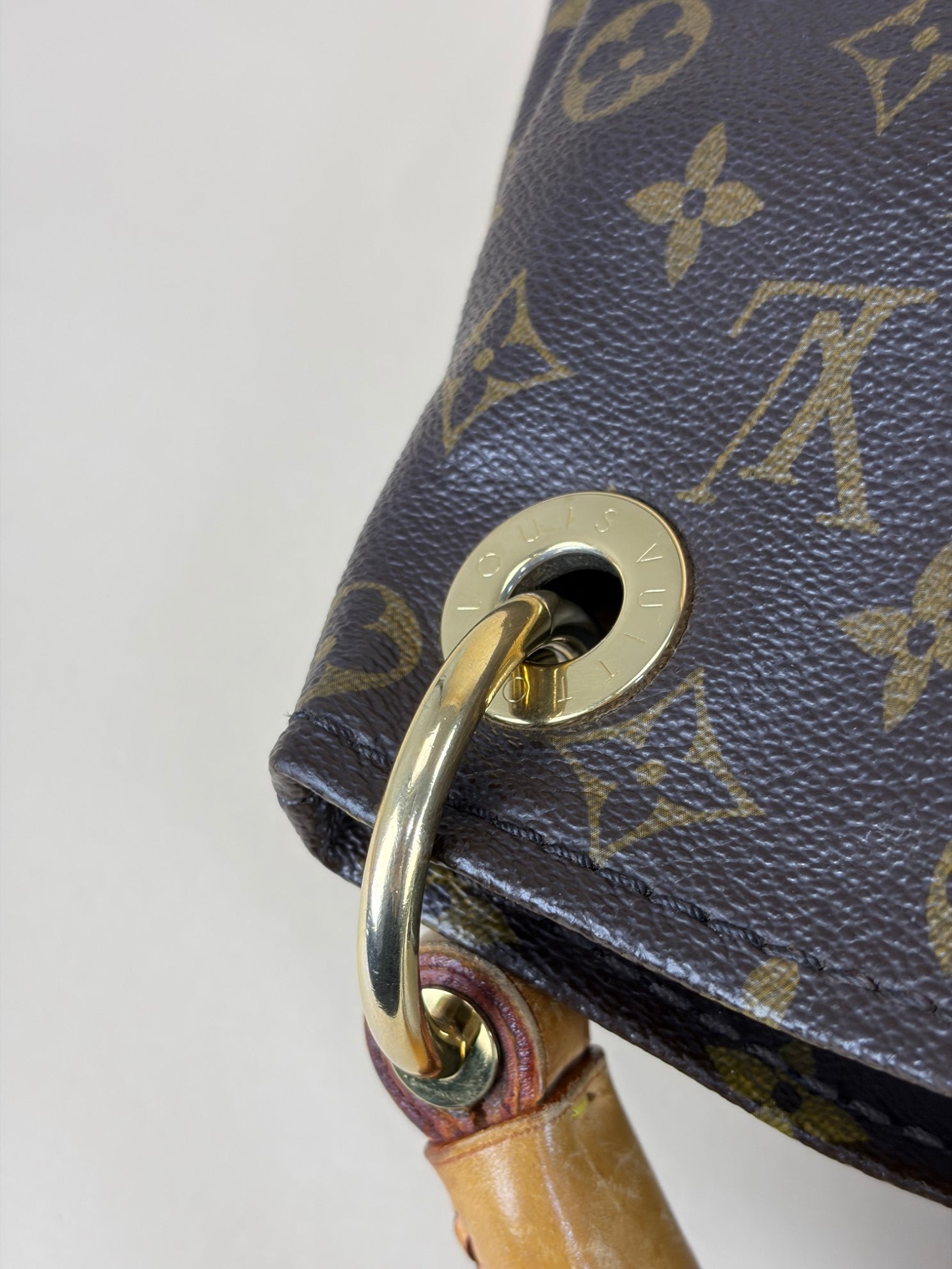 Louis Vuitton monogram canvas artsy mm shoulder bag