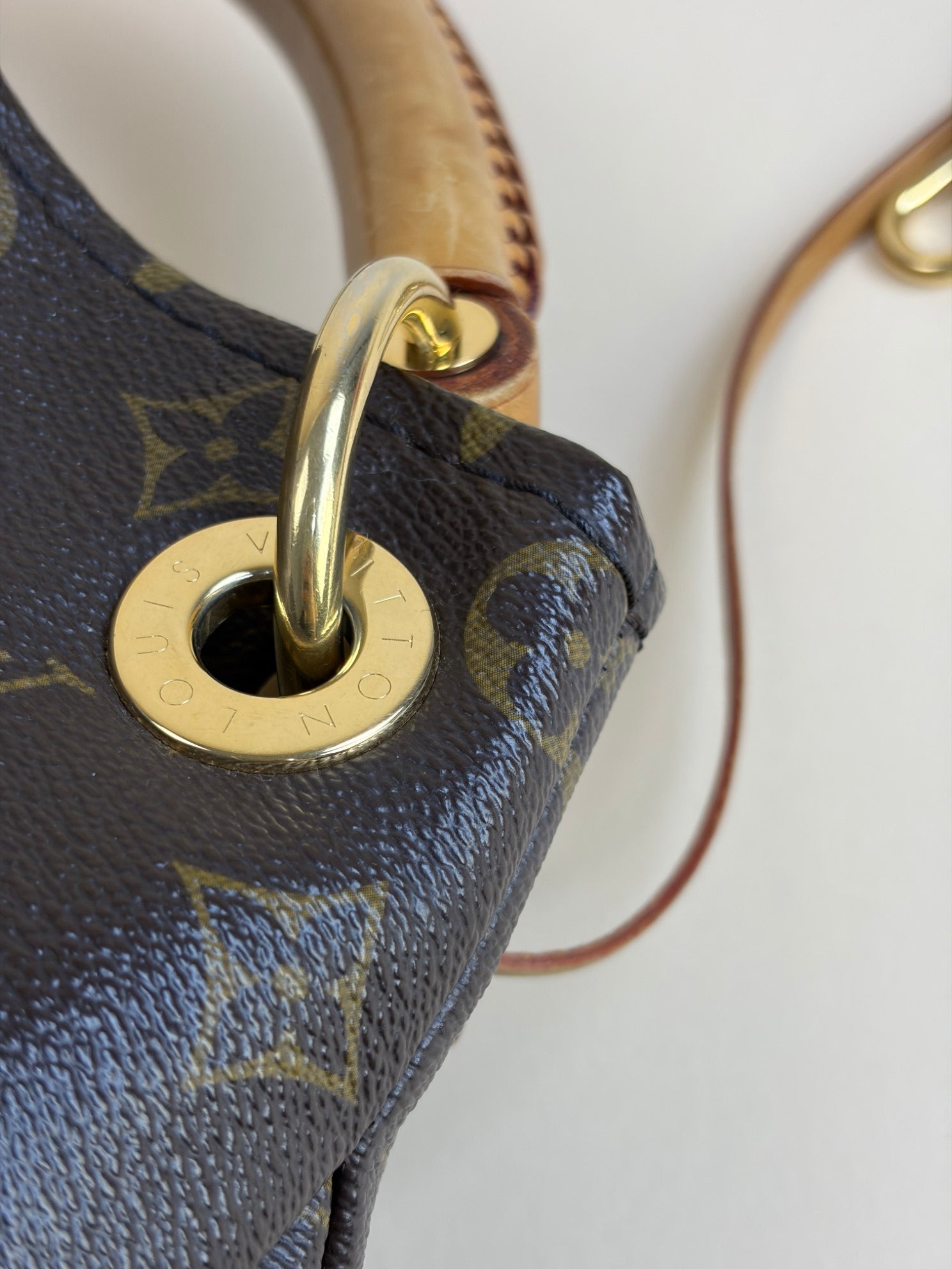 Louis Vuitton monogram canvas artsy mm shoulder bag