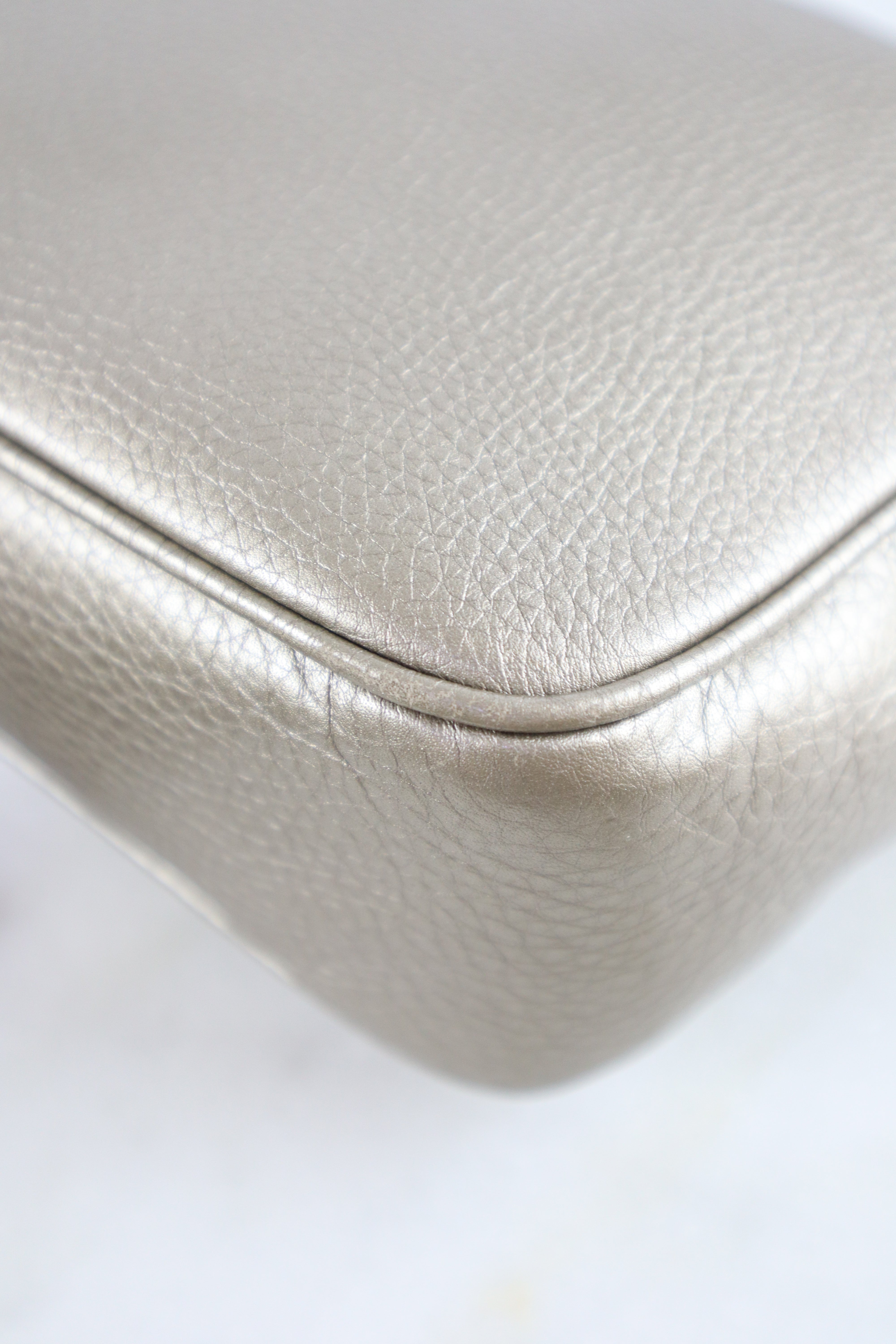 Gucci Metallic Pebbled Small Soho Camera Crossbody Bag