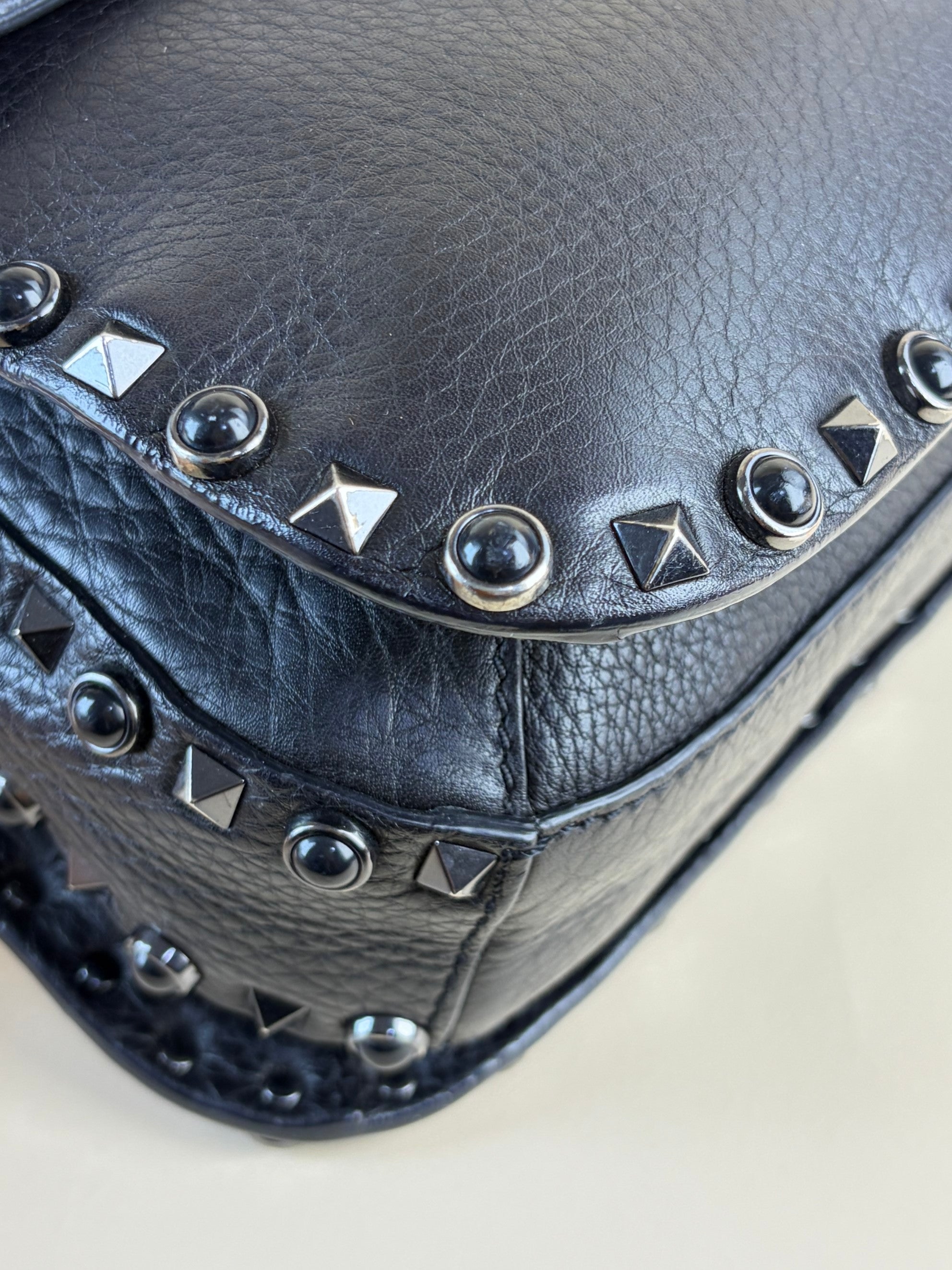 Valentino gravani black grained calfskin anyx meduim guitar strap rockstud rolling flap saddle bag