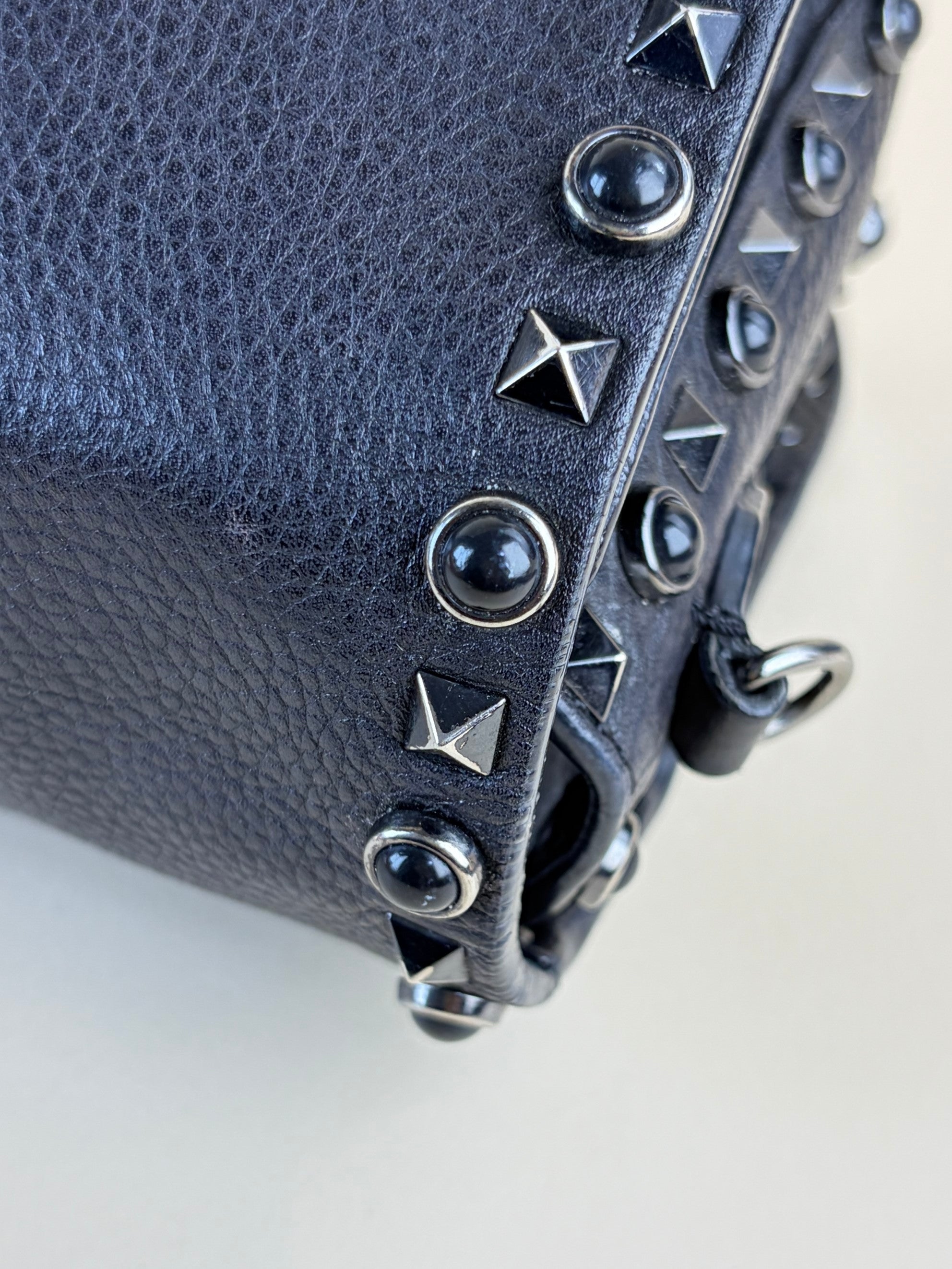 Valentino gravani black grained calfskin anyx meduim guitar strap rockstud rolling flap saddle bag