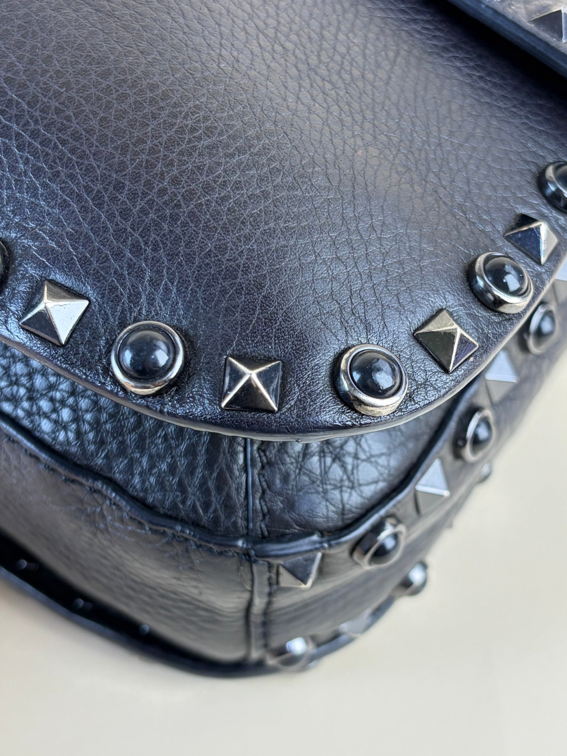 Valentino gravani black grained calfskin anyx meduim guitar strap rockstud rolling flap saddle bag