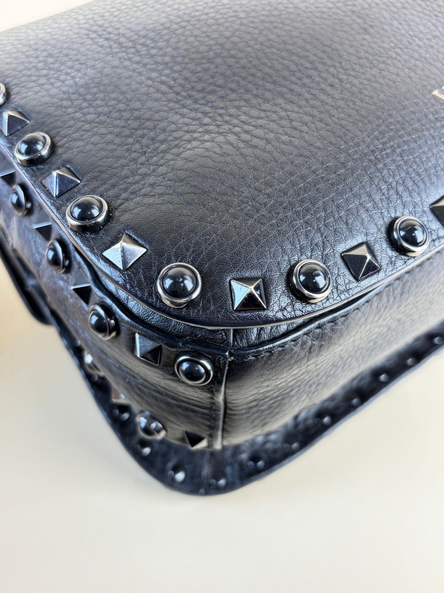 Valentino gravani black grained calfskin anyx meduim guitar strap rockstud rolling flap saddle bag