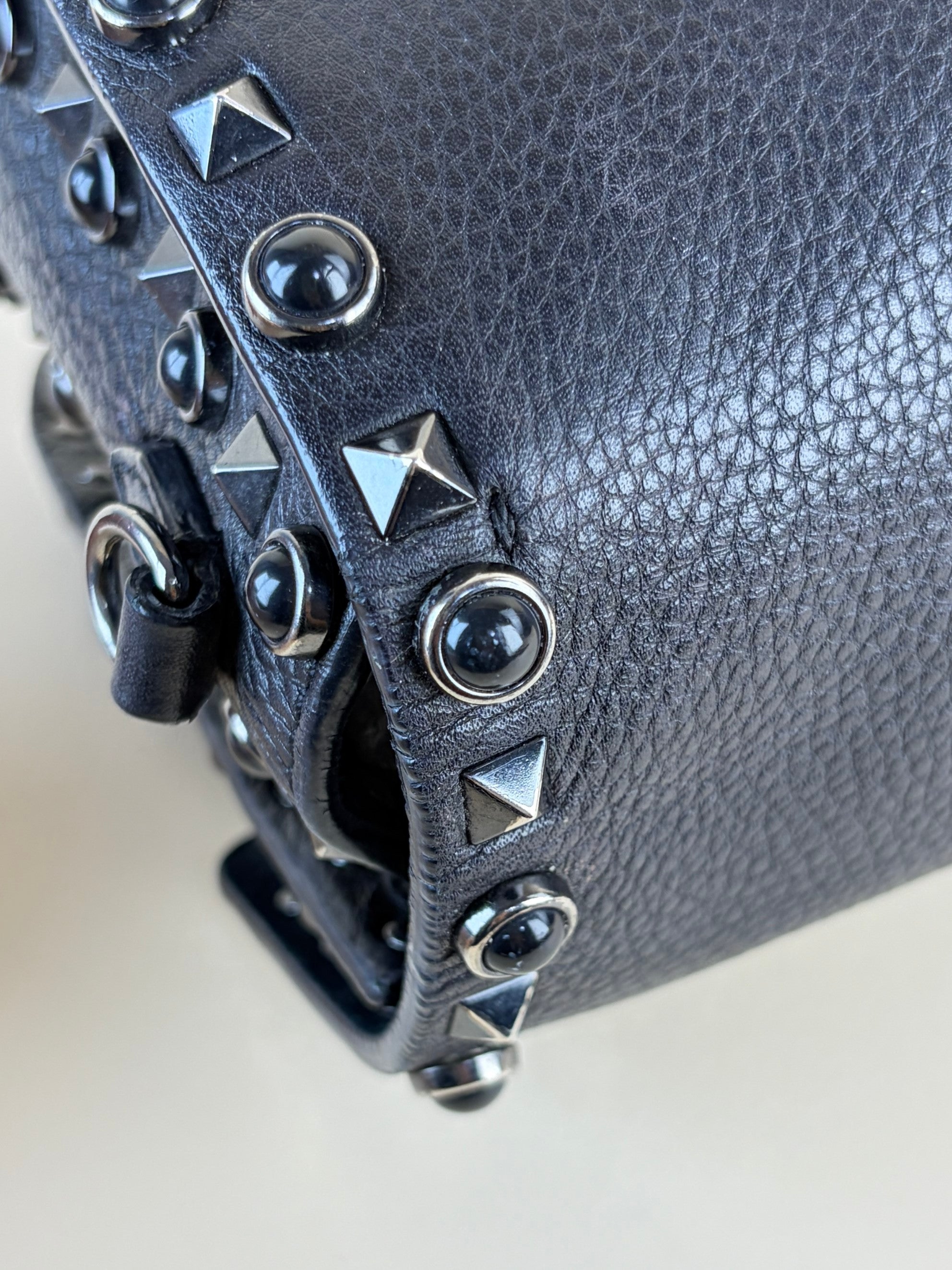 Valentino gravani black grained calfskin anyx meduim guitar strap rockstud rolling flap saddle bag