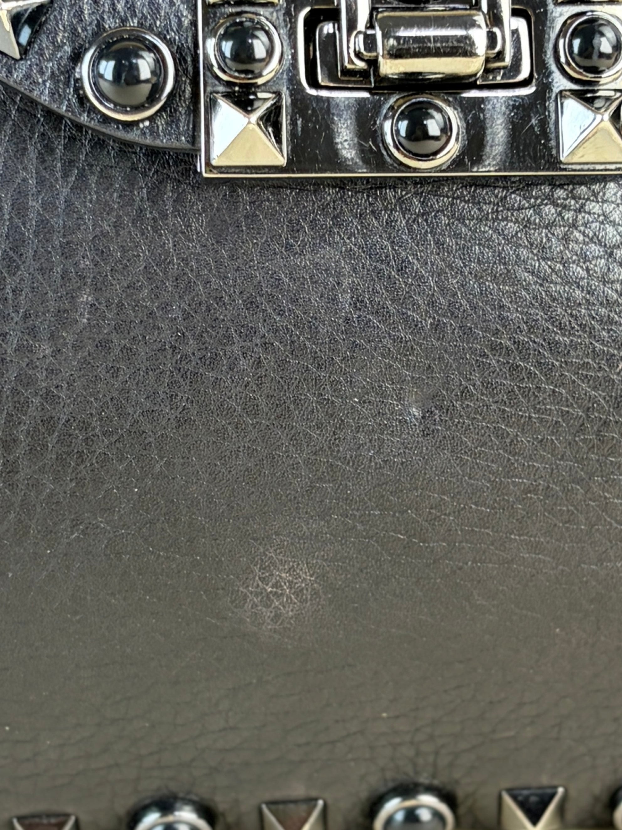 Valentino gravani black grained calfskin anyx meduim guitar strap rockstud rolling flap saddle bag
