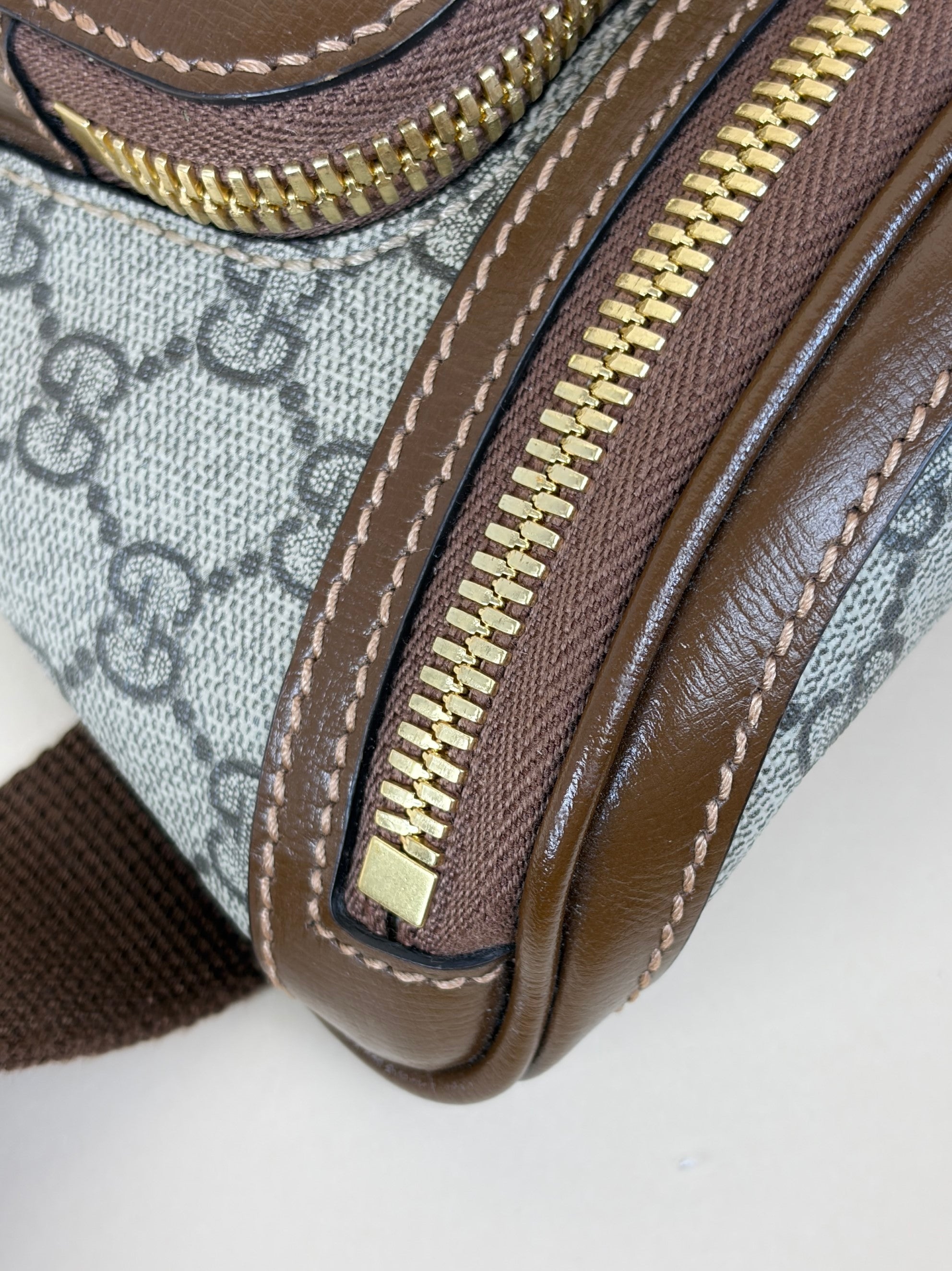 Gucci beige ebony gg supreme monogram brown calfskin interlocking g belt bag