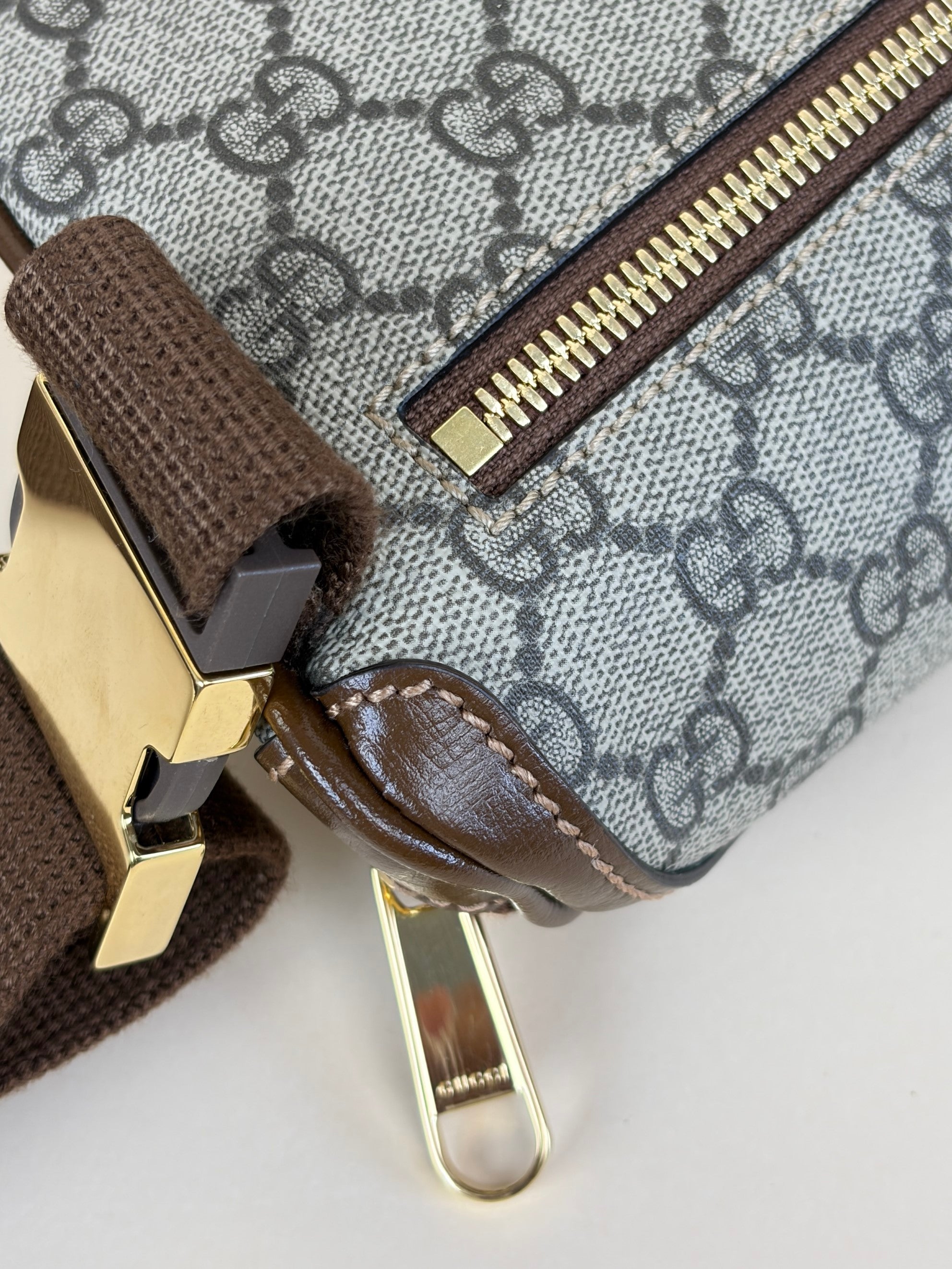 Gucci beige ebony gg supreme monogram brown calfskin interlocking g belt bag
