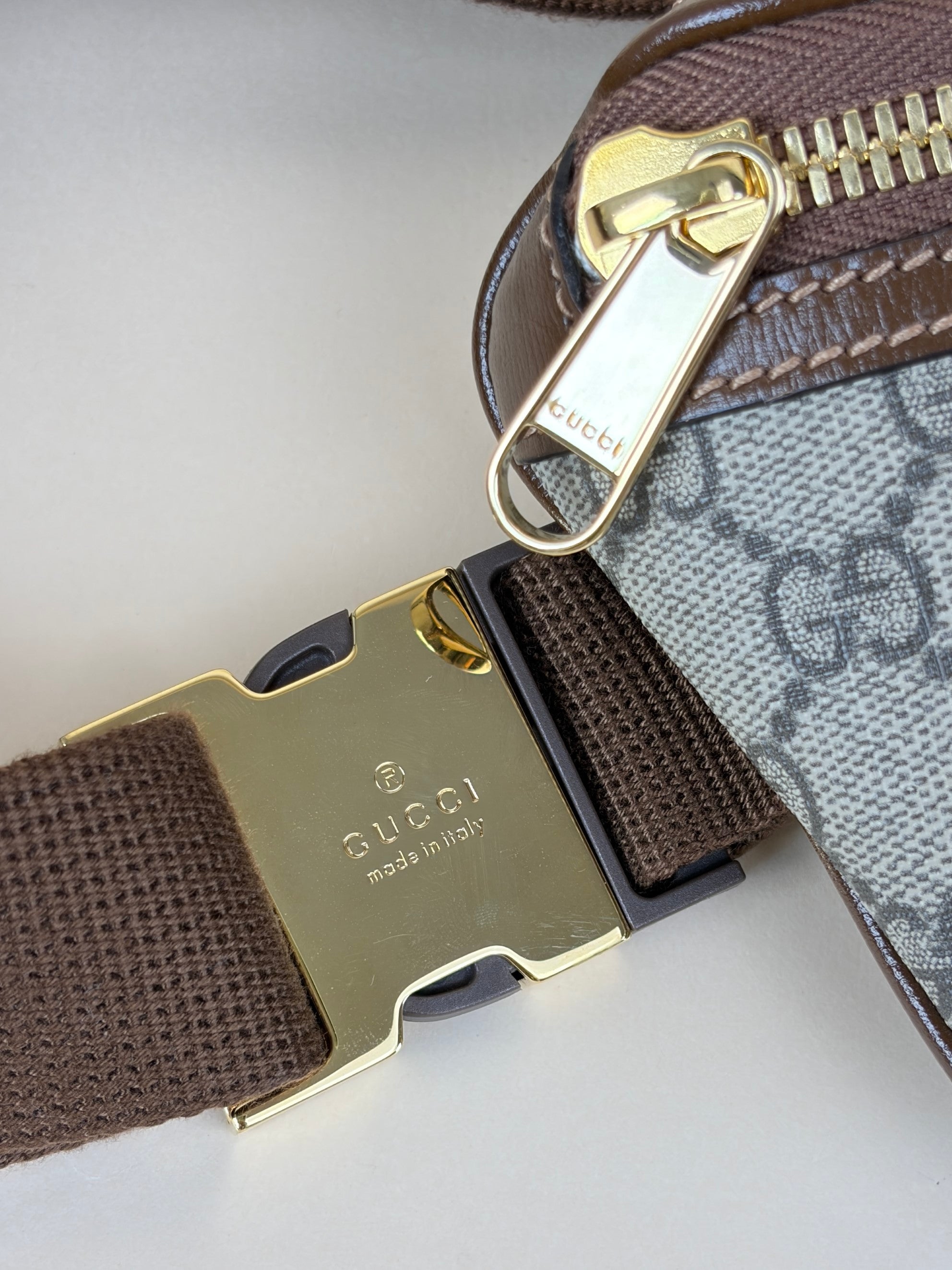 Gucci beige ebony gg supreme monogram brown calfskin interlocking g belt bag