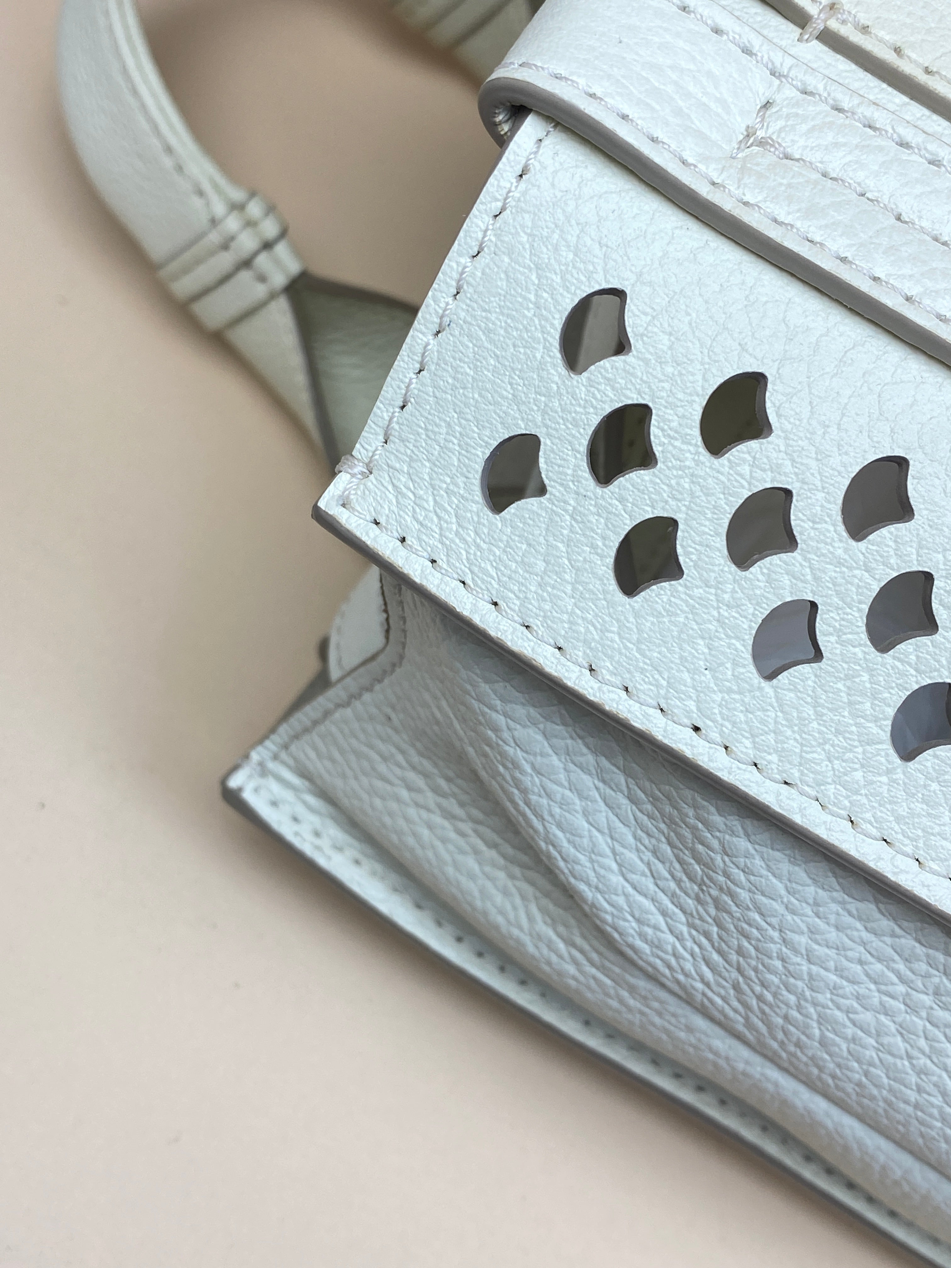 CHLOE woody cut off leather misty ivory small