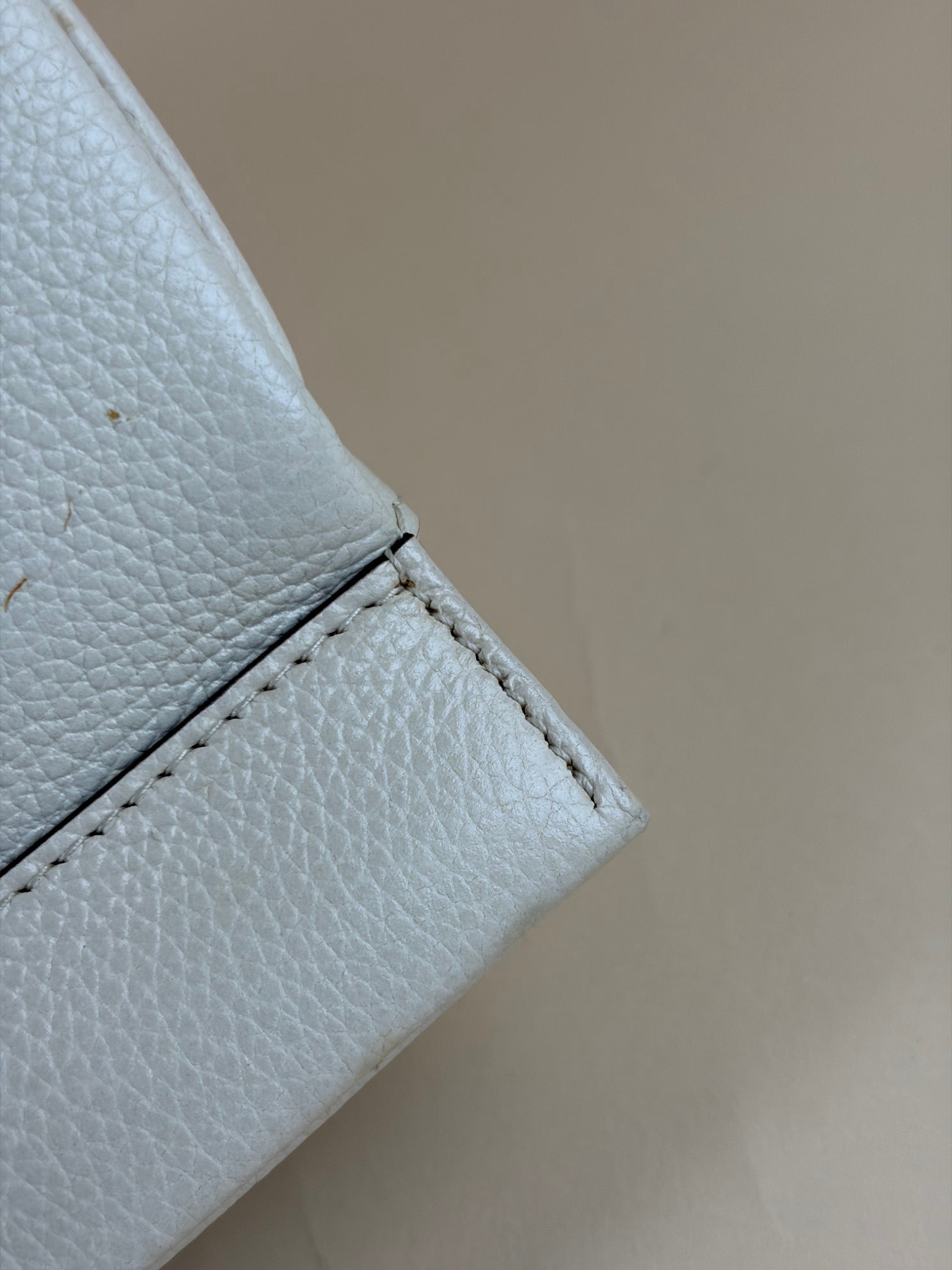 Gucci Off White Zumi Grainy Tote Bag with Strap