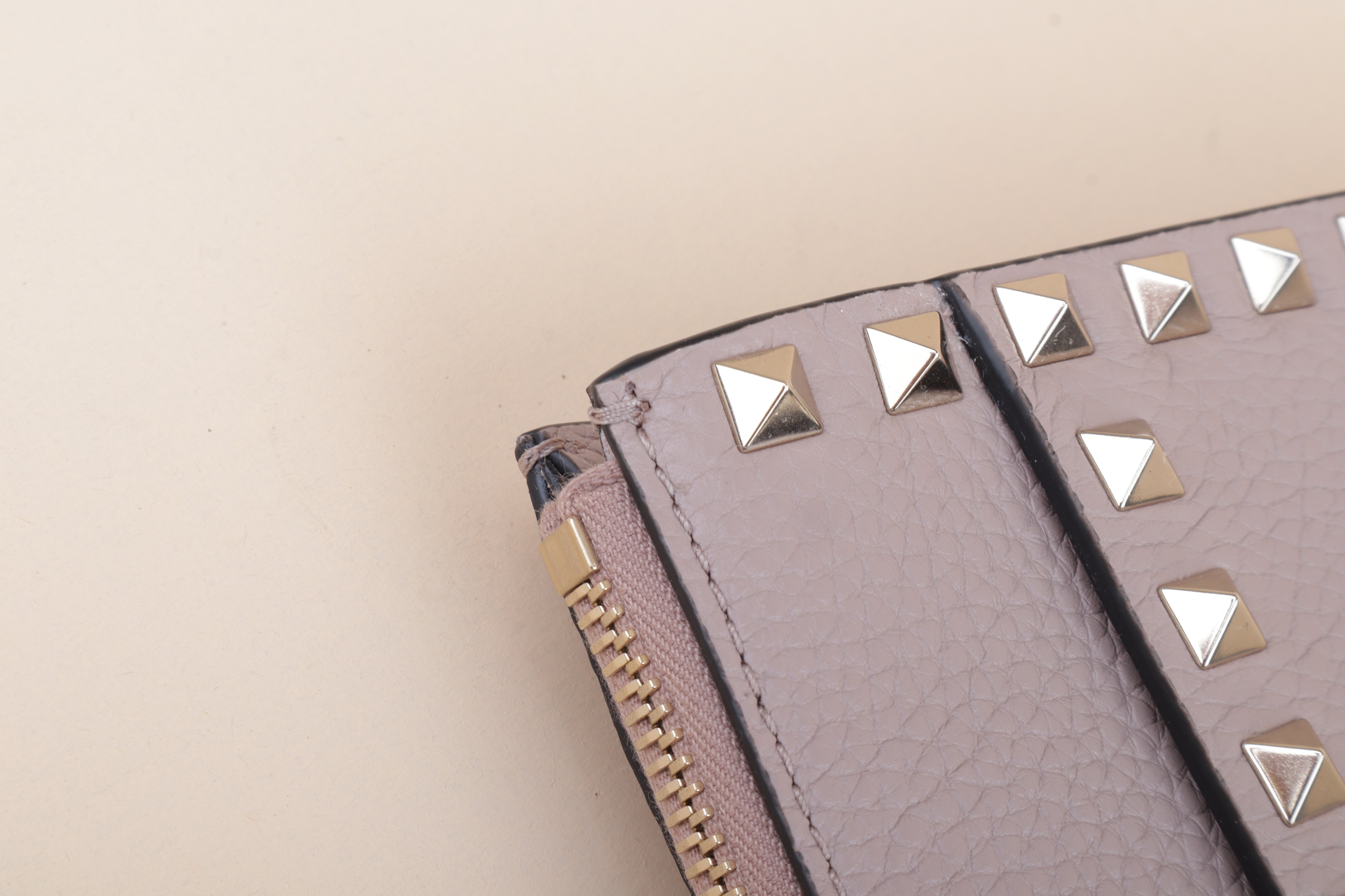 Valentino New Nude Flat Pouch Uni Rockstuds Zipped Clutch with Holder