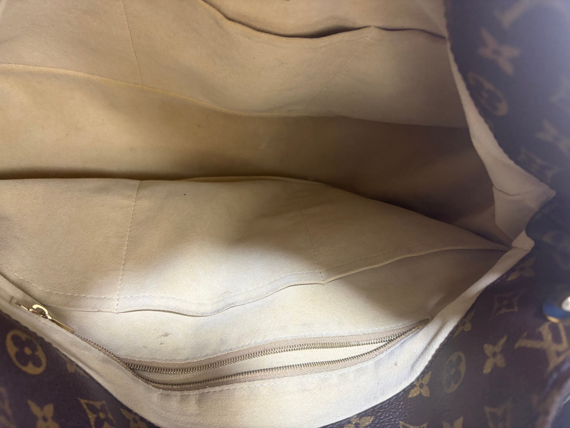 Louis Vuitton Monogram Artsy MM Shoulder Bag