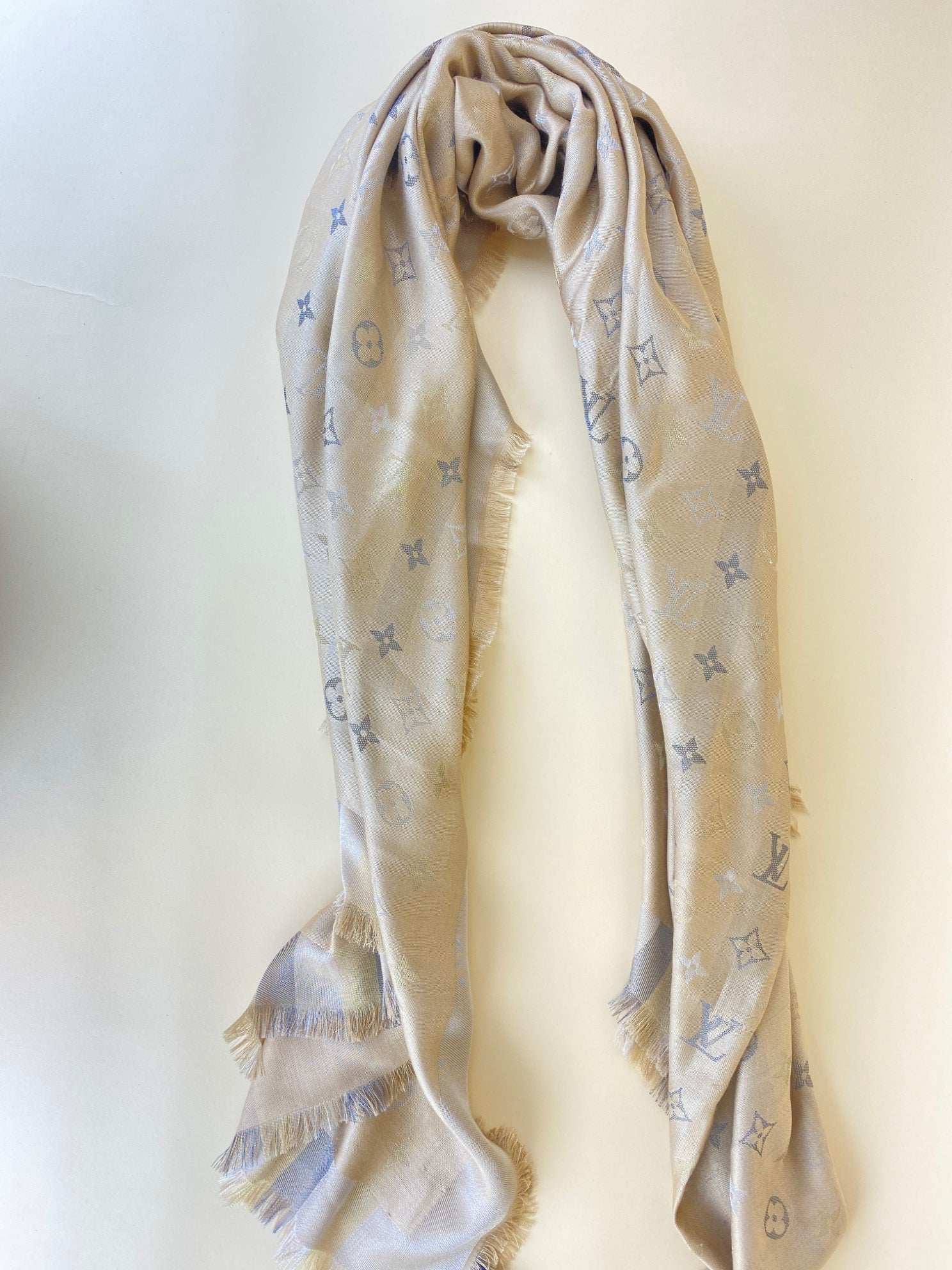 Louis Vuitton so shine beige Monogram shawl Scarf