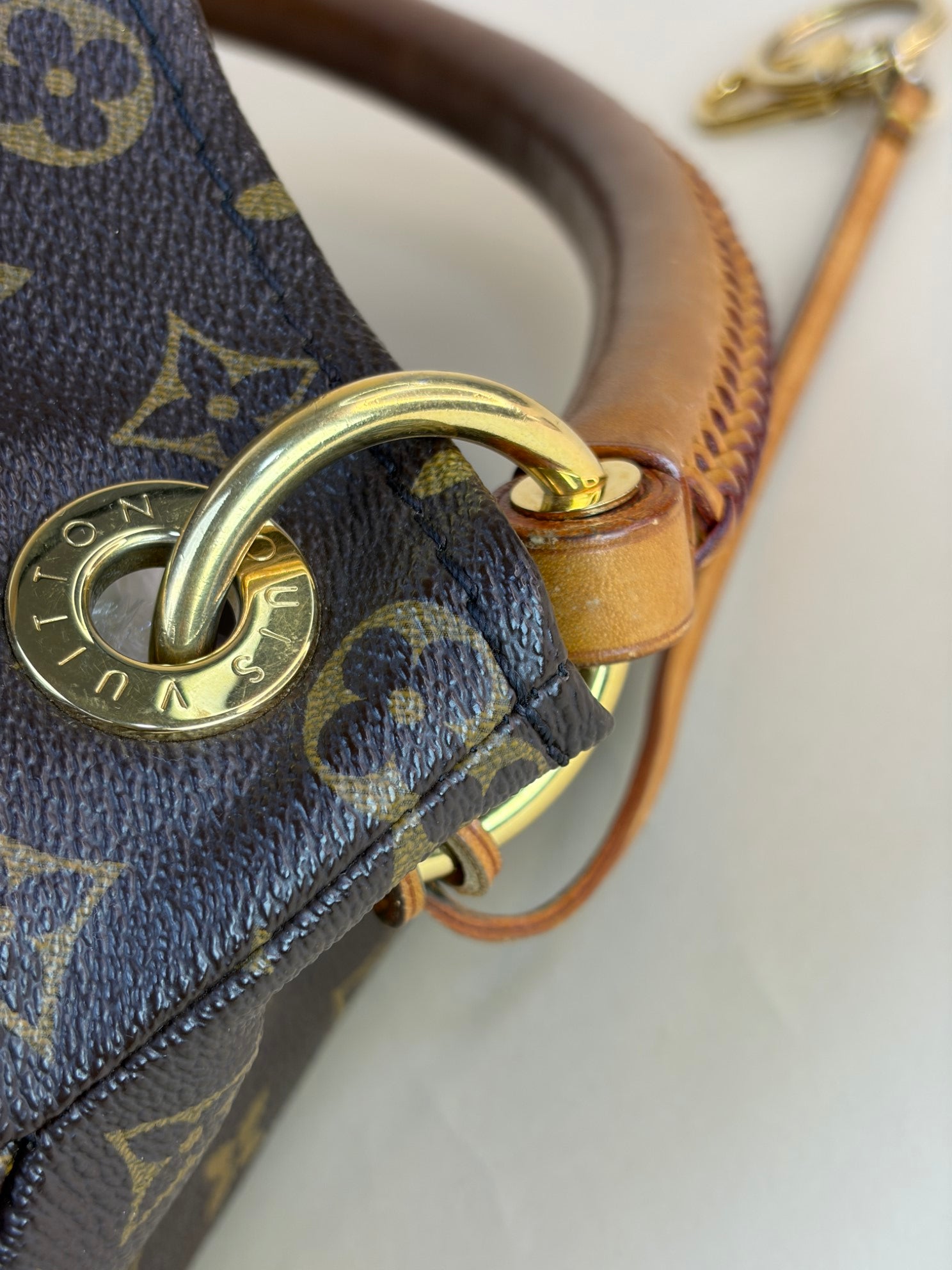 Louis Vuitton Monogram Artsy MM Shoulder Bag
