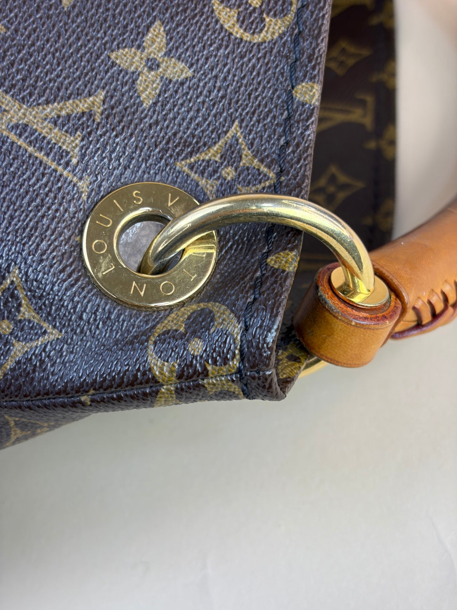 Louis Vuitton Monogram Artsy MM Shoulder Bag