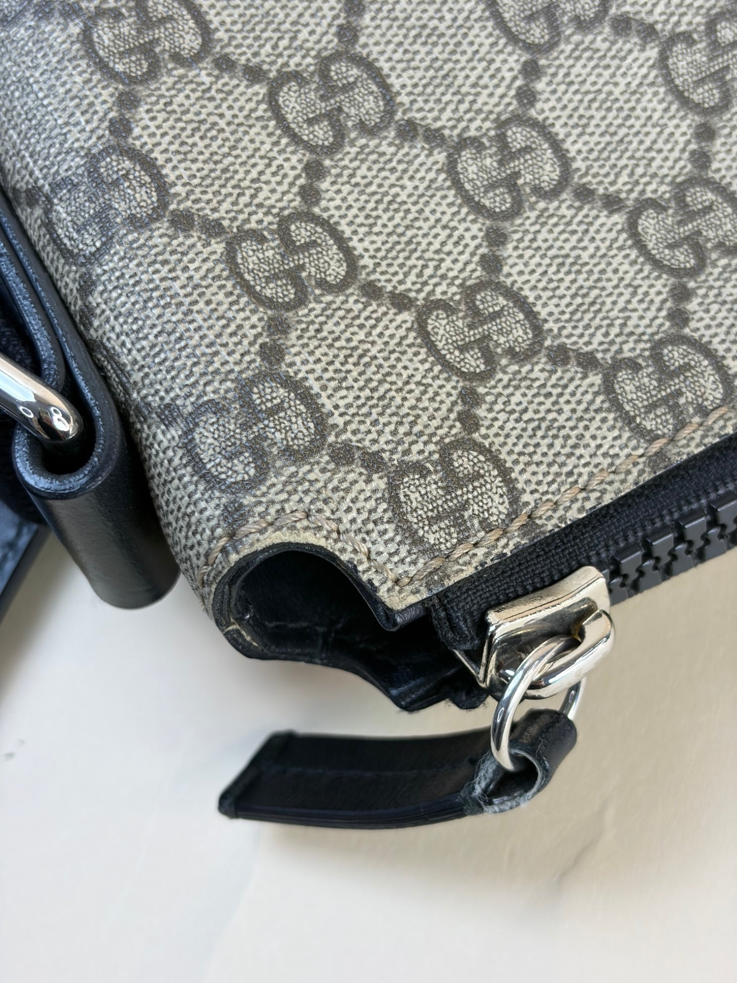 Gucci Bicolor GG Supreme Flat Messenger Shoulder Bag