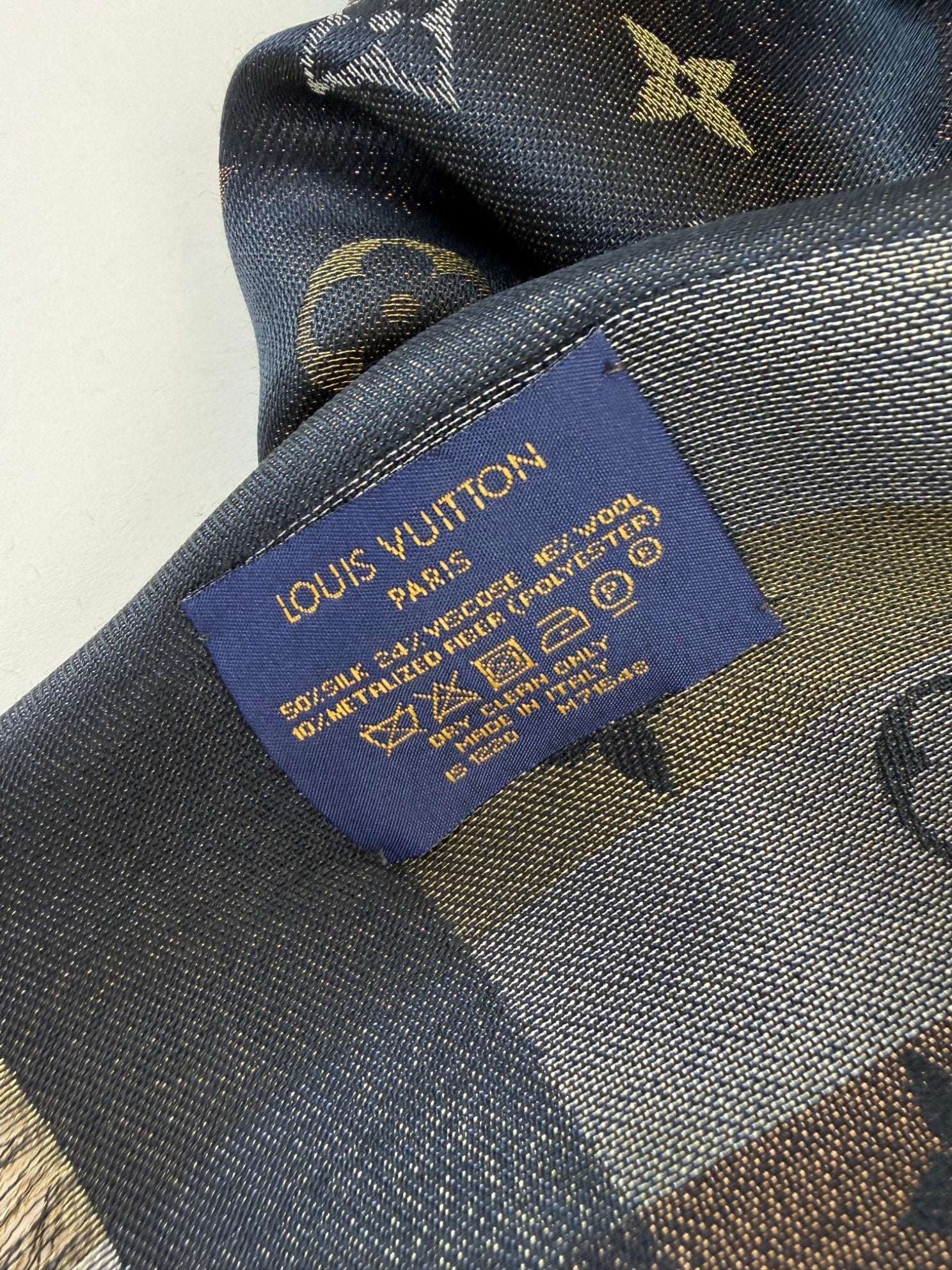 Louis Vuitton so shine black/gold Monogram Scarf