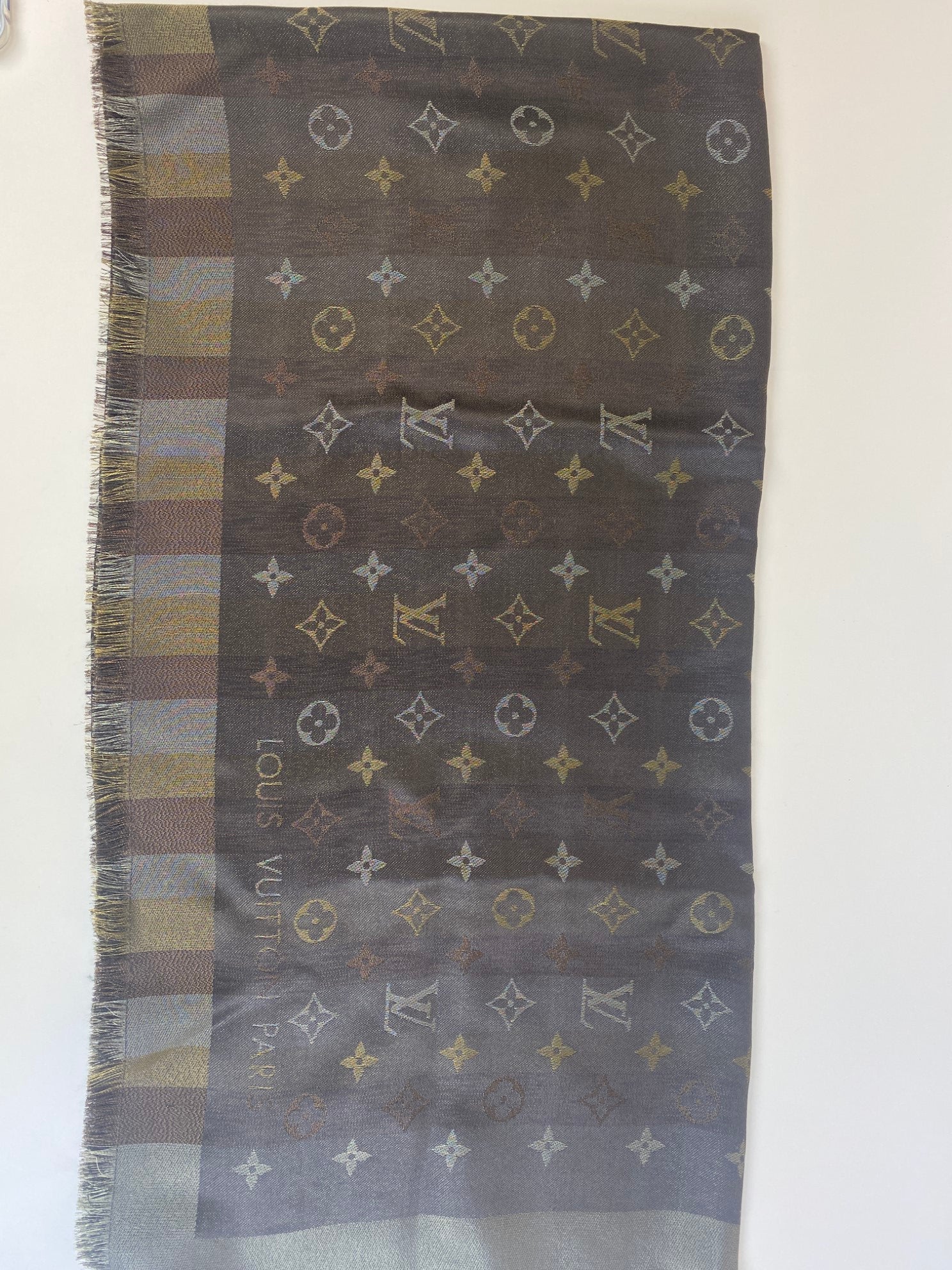Louis Vuitton Beige Monogram So Shine Shawl