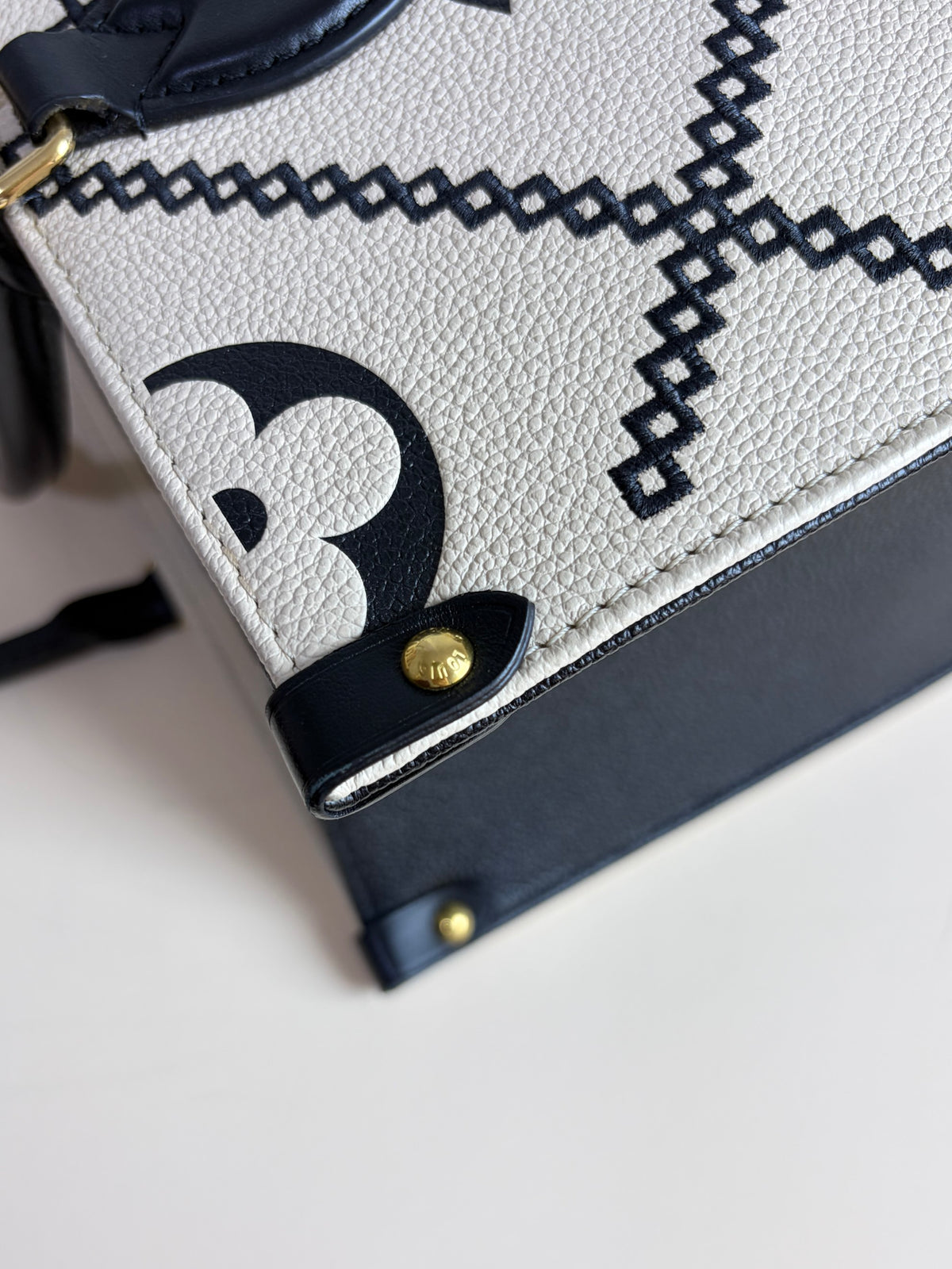 Louis Vuitton black/cream monogram empriente broderies on the go mm tote bag