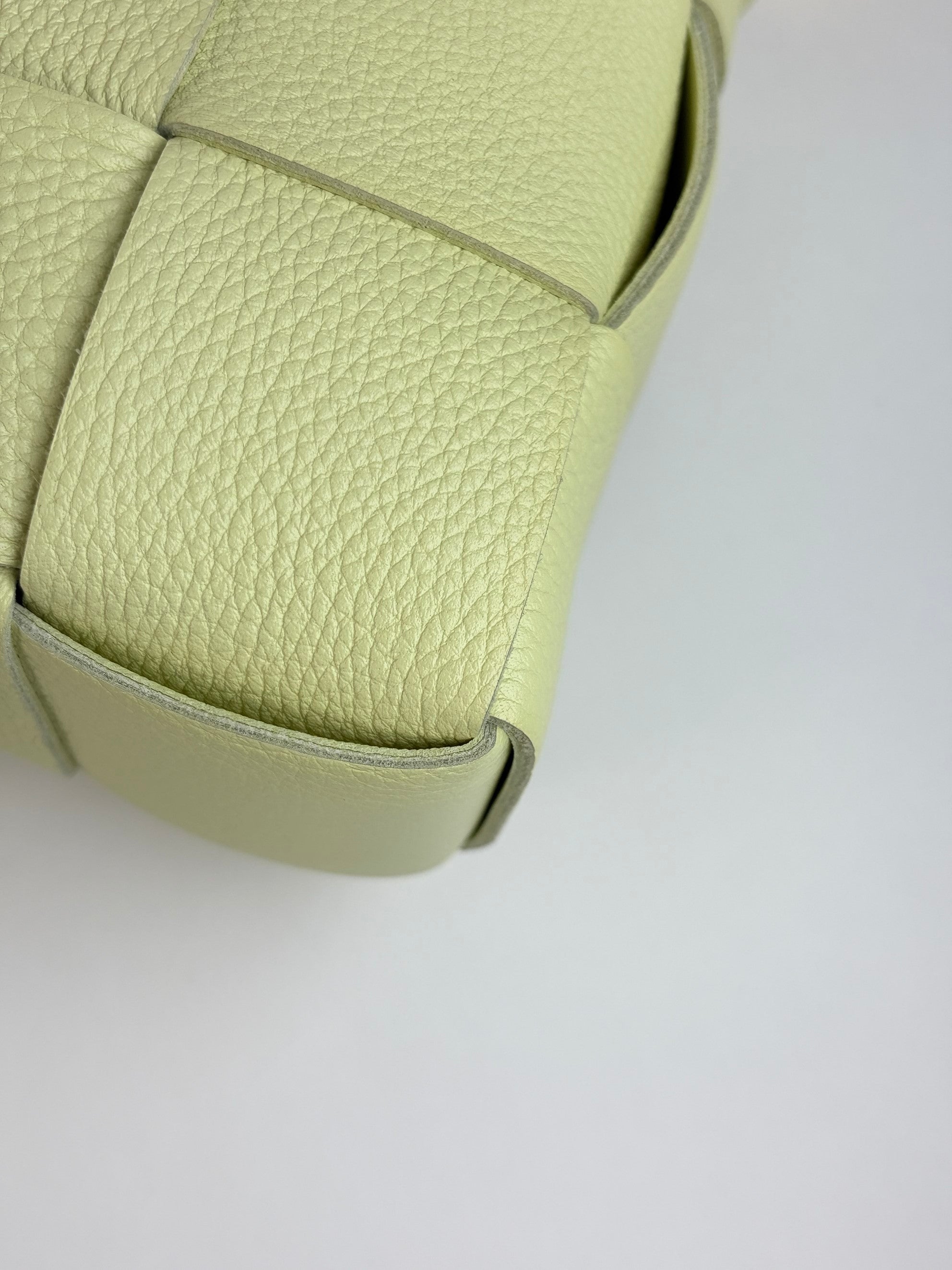 Bottega lemon washed grained calfskin maxi intreccato Veneta Beige Cassette Bag