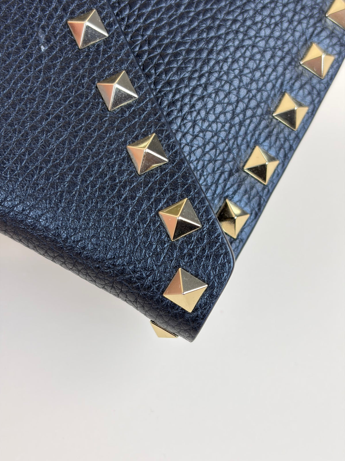 Valentino gravani block grained leather rockstud envelope wrislet clutch