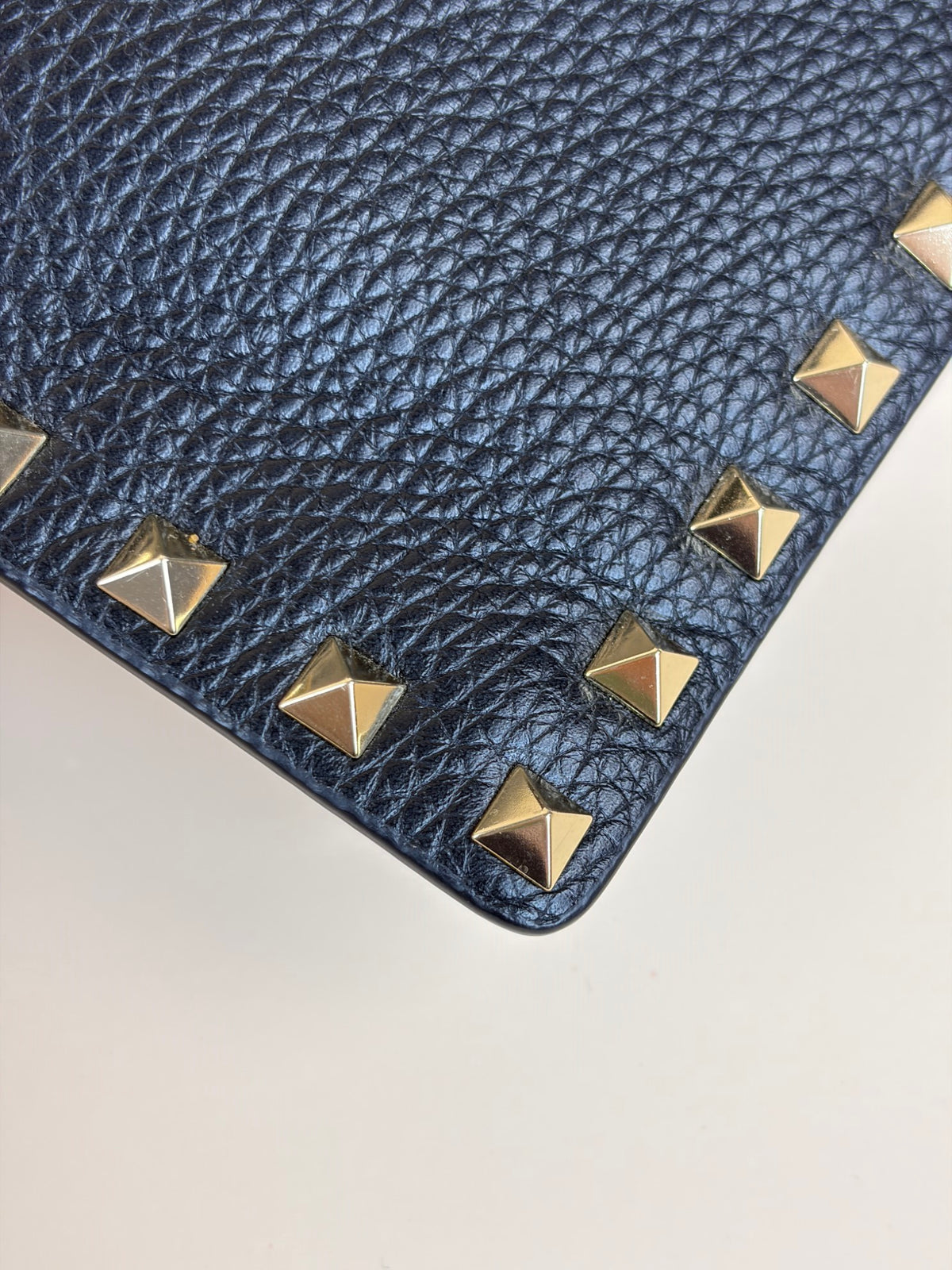 Valentino gravani block grained leather rockstud envelope wrislet clutch