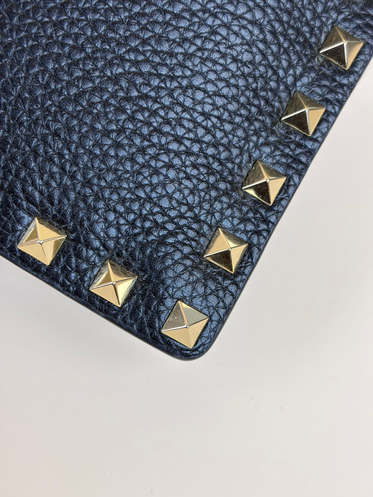 Valentino gravani block grained leather rockstud envelope wrislet clutch