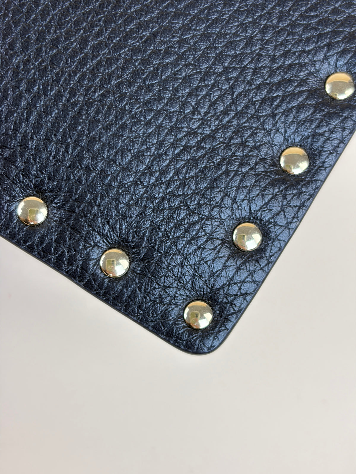Valentino gravani block grained leather rockstud envelope wrislet clutch