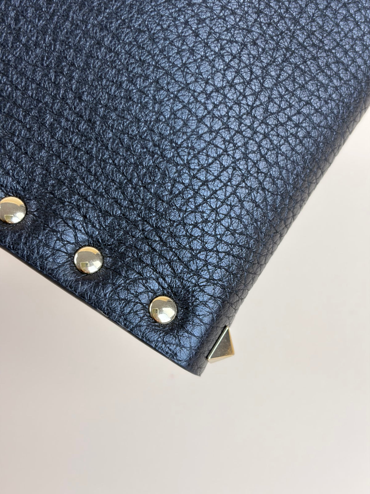 Valentino gravani block grained leather rockstud envelope wrislet clutch